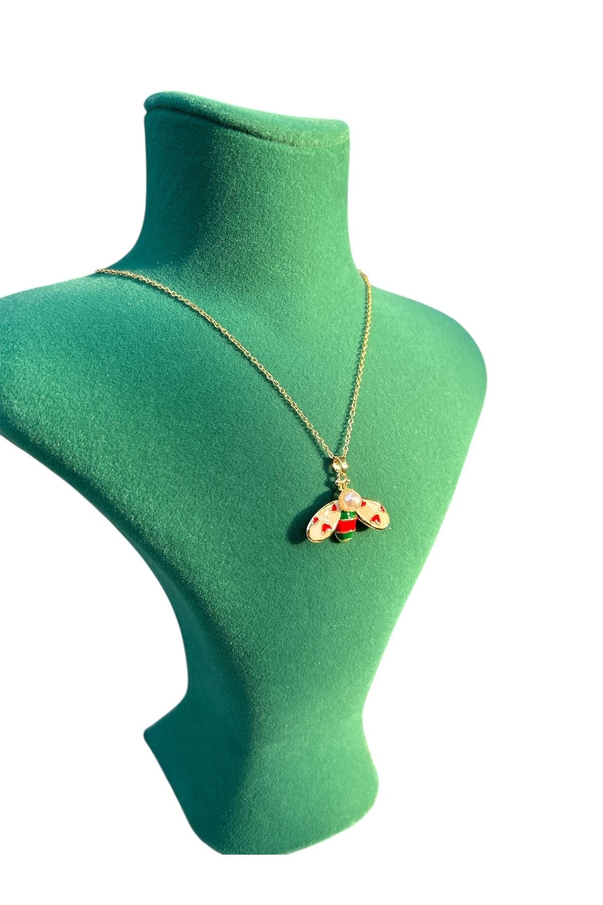 Kalpli Arı Figürlü Renkli Gold Kolye – Emaye Detaylı, Kararmaz Çelik