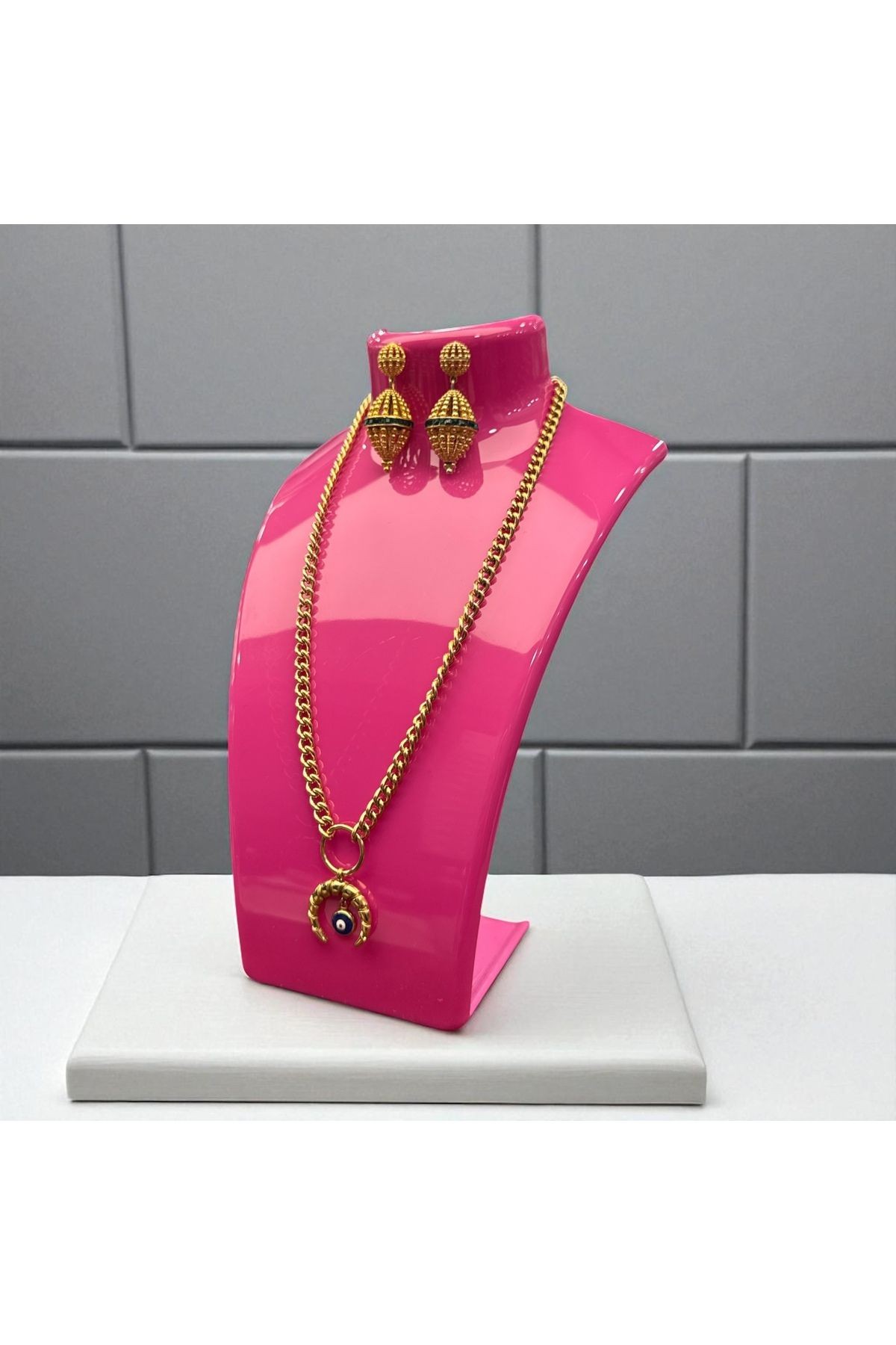 Kolye Standı Akrilik Koyu Pembe 14x21 cm.