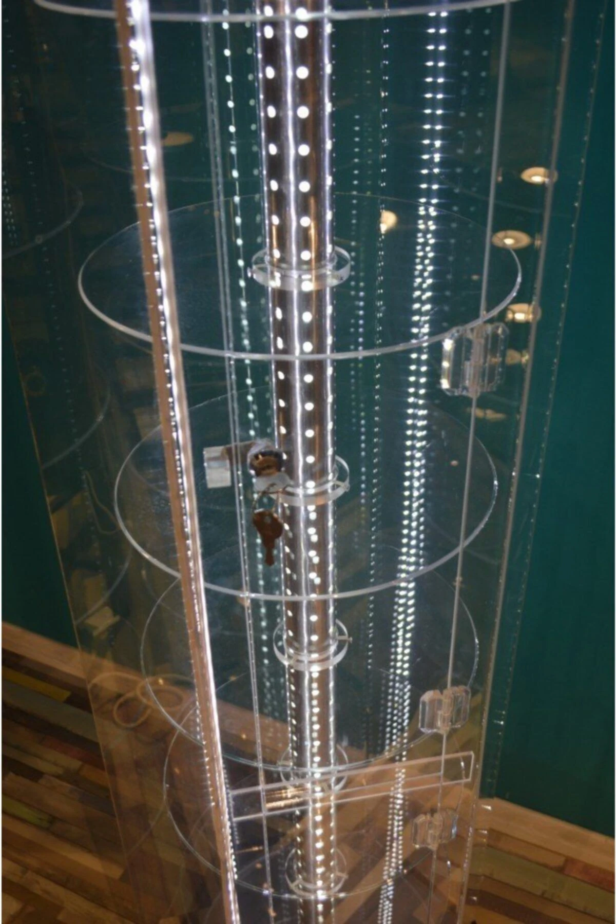 Beyaz Dönen Ledli Dolap