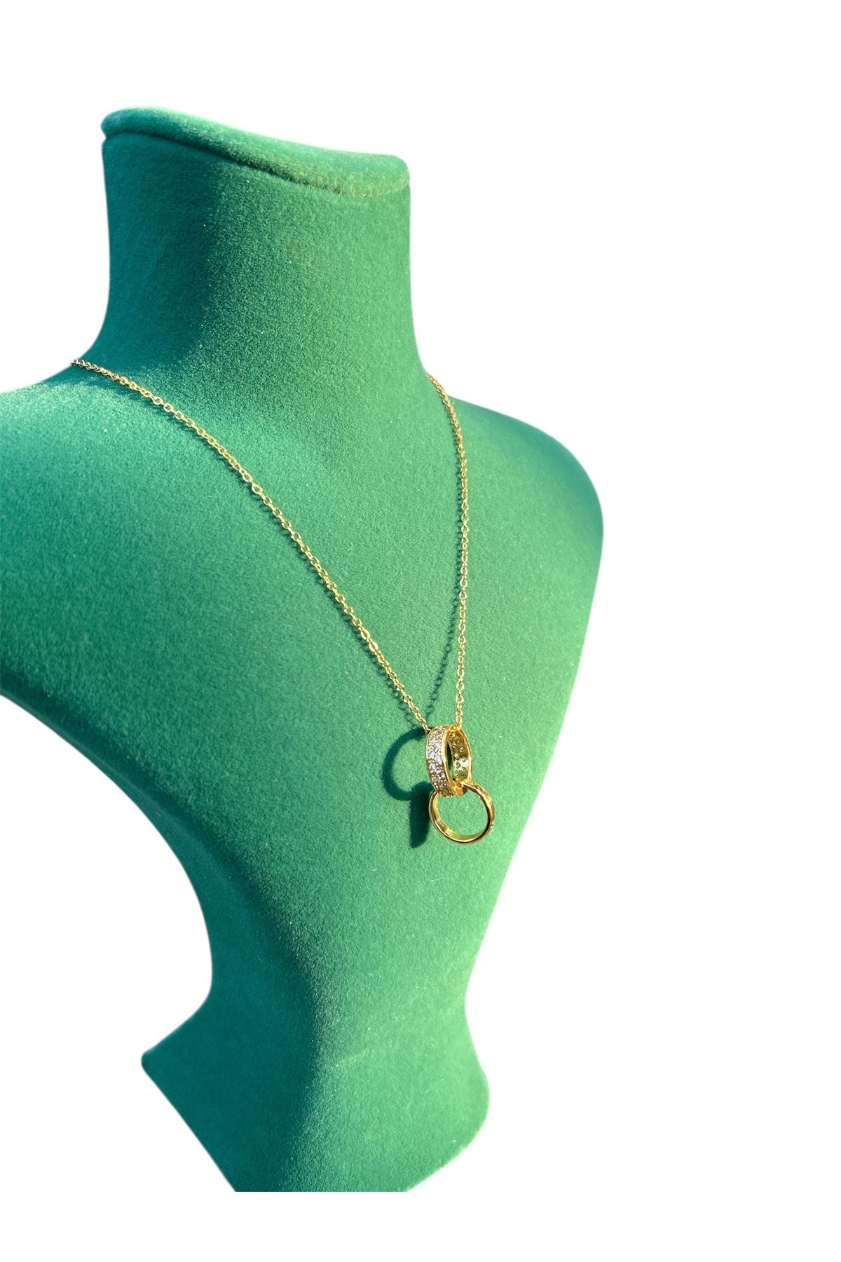 Taşlı İkili Yüzük Figürlü Gold Kolye – Kararmaz Çelik, Anlamlı ve Şık Tasarım