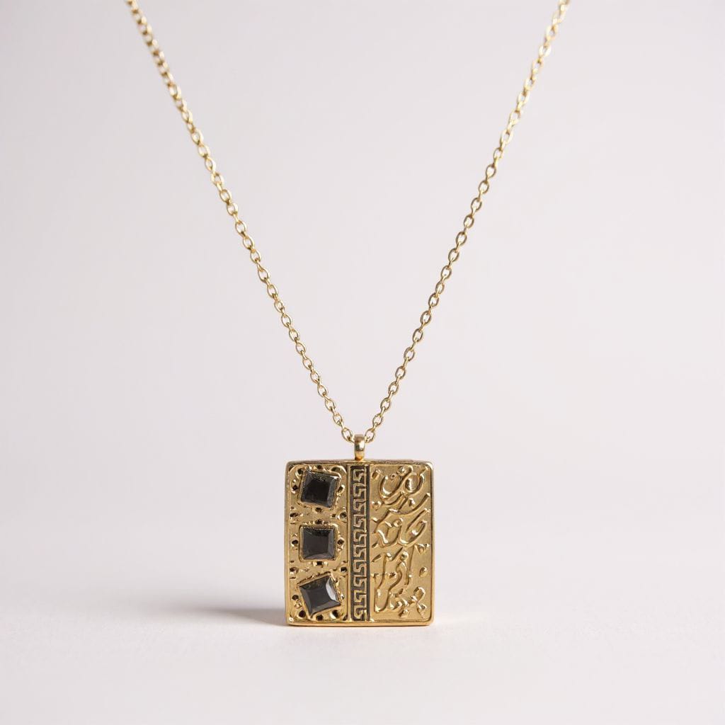 Altın Renk Dikdörtgen Desenli Kolye – Siyah Taşlı Modern Tasarım