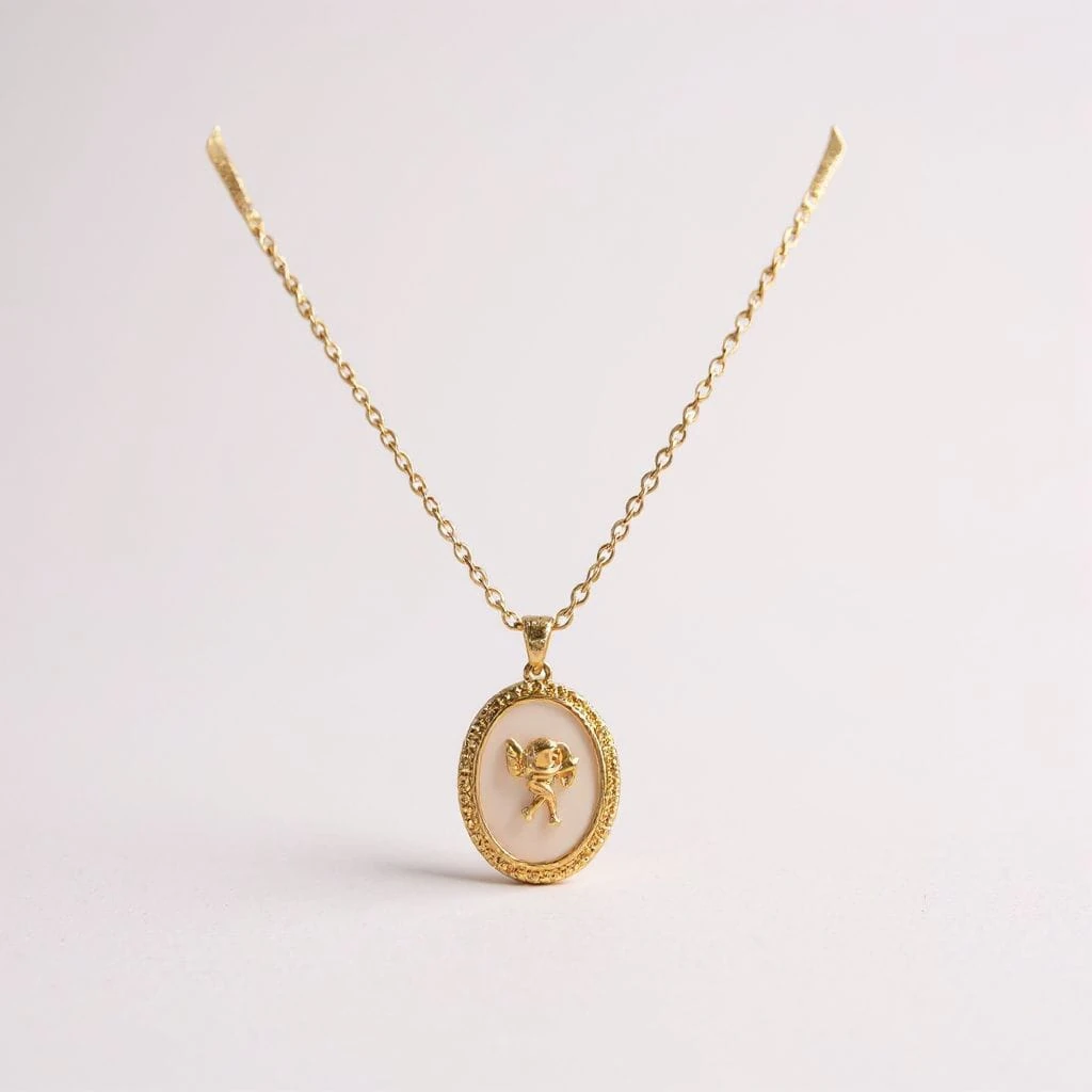Melek Figürlü Oval Kolye – Altın Renk Zincirli Zarif Tasarım Takı