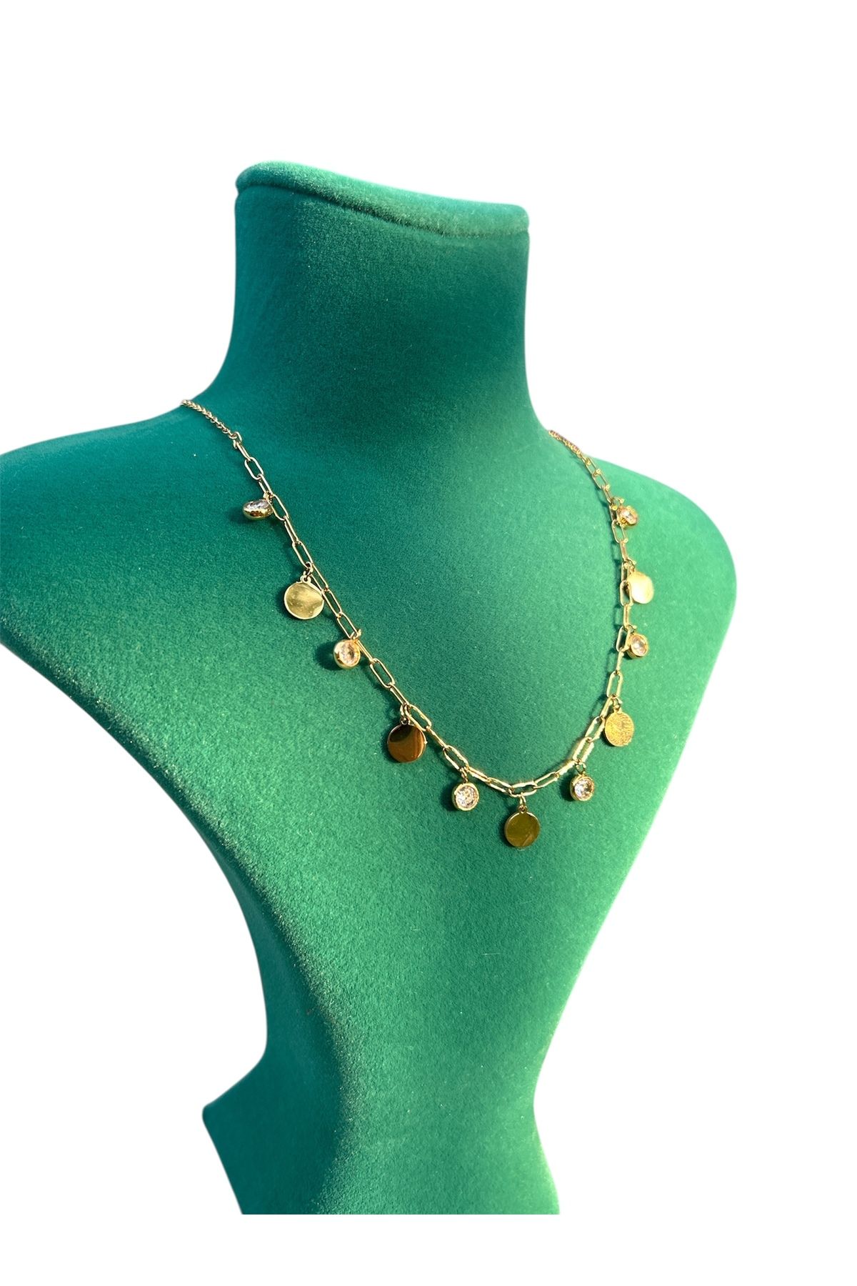 Gold Renk Madalyon Detaylı Zincir Kolye – Kararmaz Çelik, Şık ve Modern Tasarım