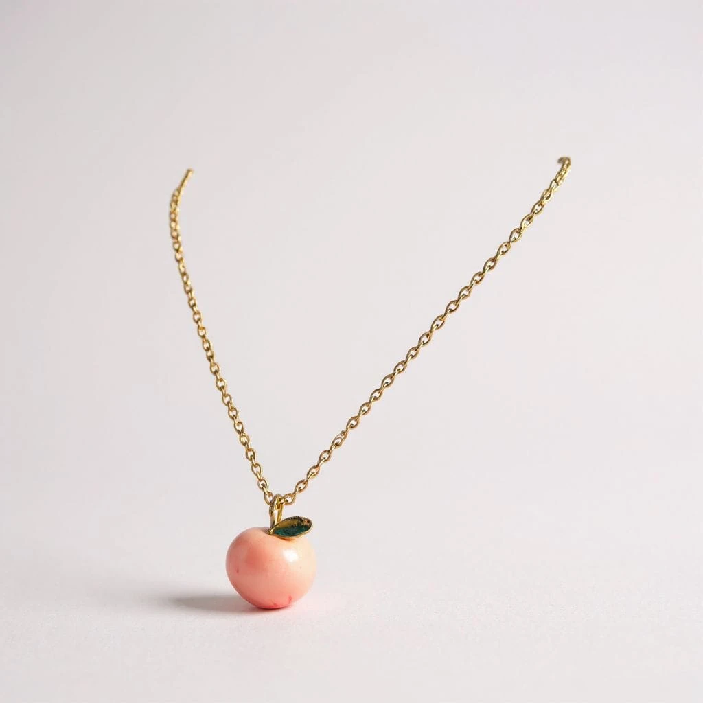 Elma Figürlü Altın Renk Kolye – Sevimli ve Zarif Tasarım Takı