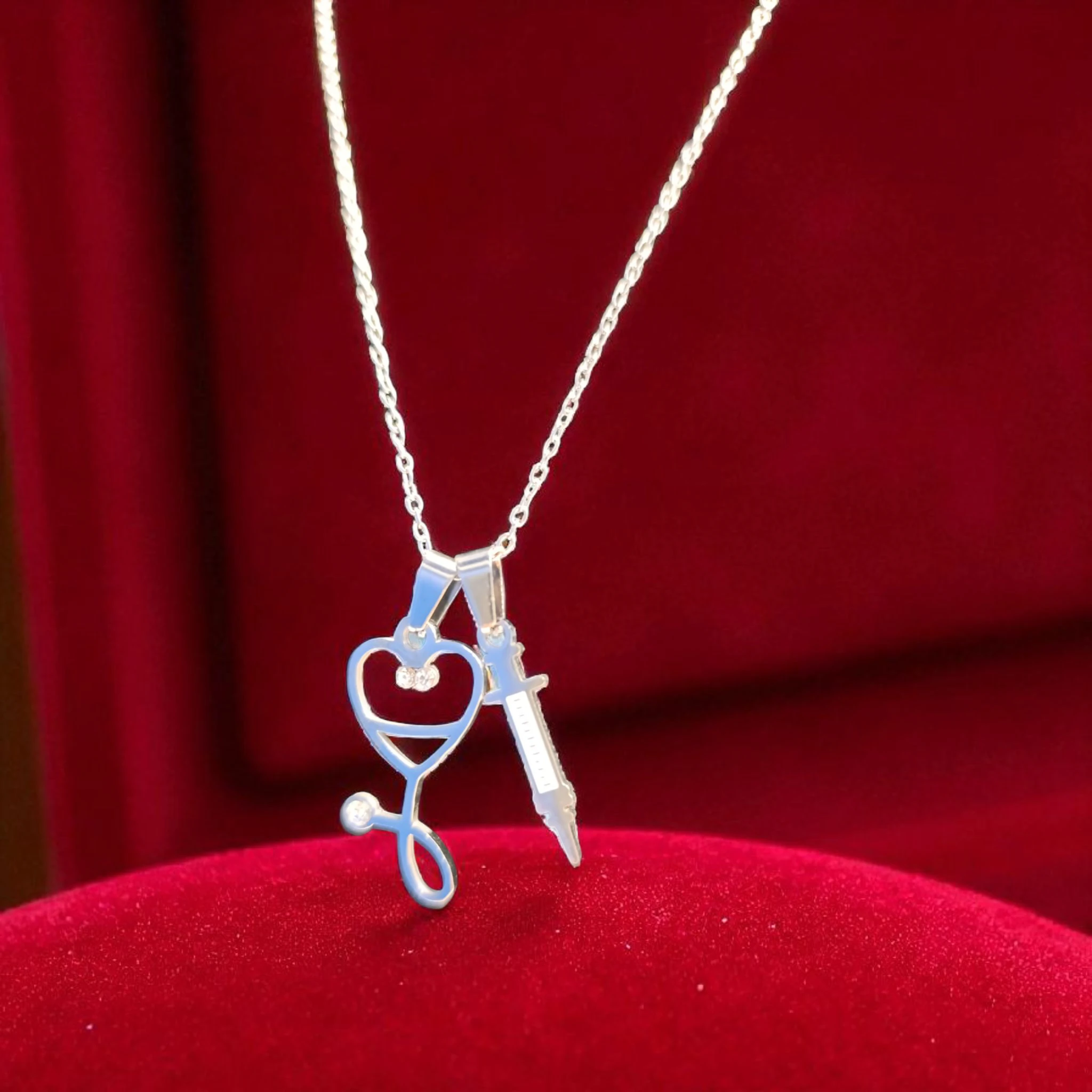 Doktor & Hemşire Temalı Çelik Kolye – Stetoskop & Enjektör Figürlü, Şık Hediye