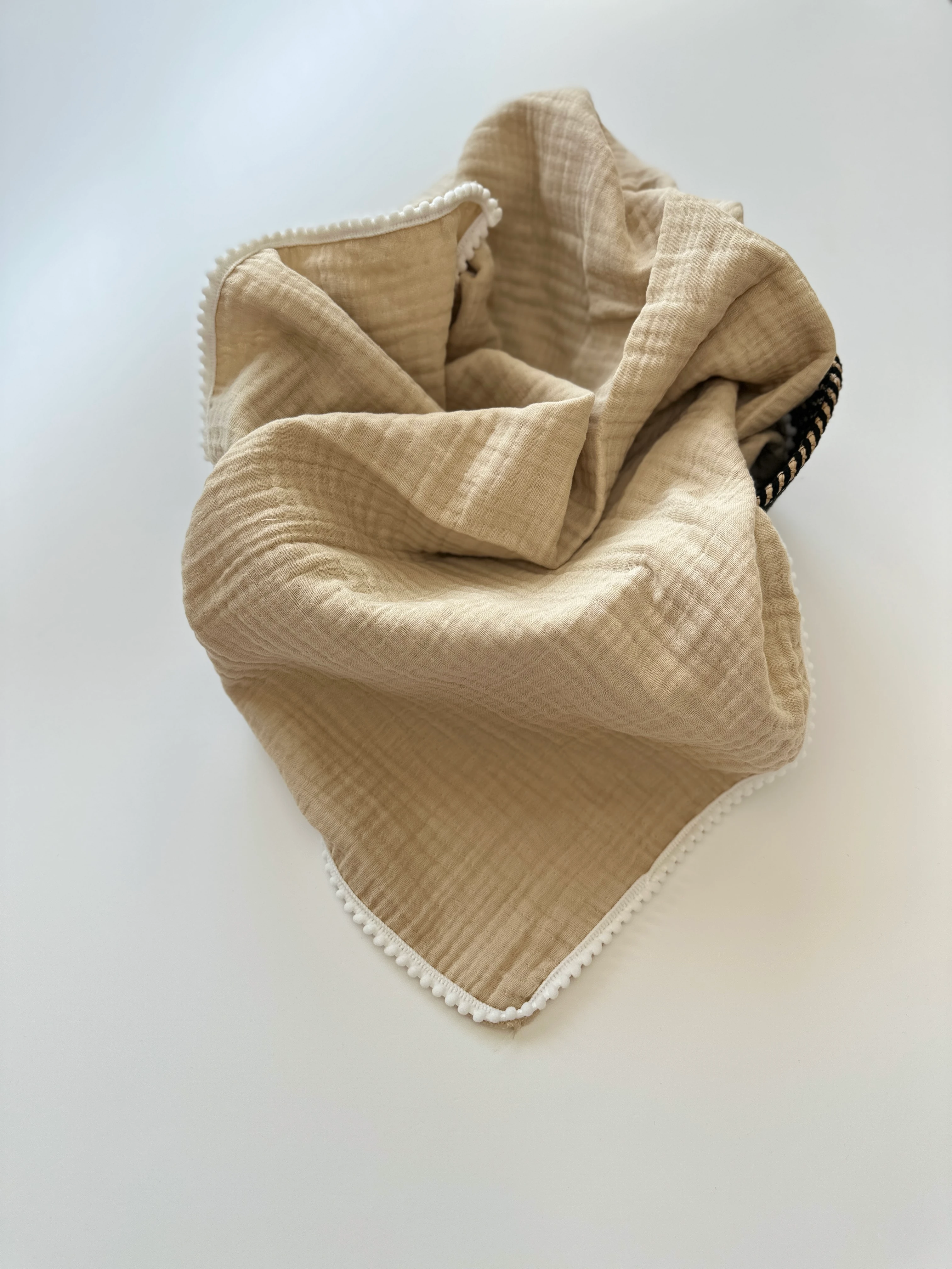 Ponpon Kenarlı Bej Müslin Battaniye 