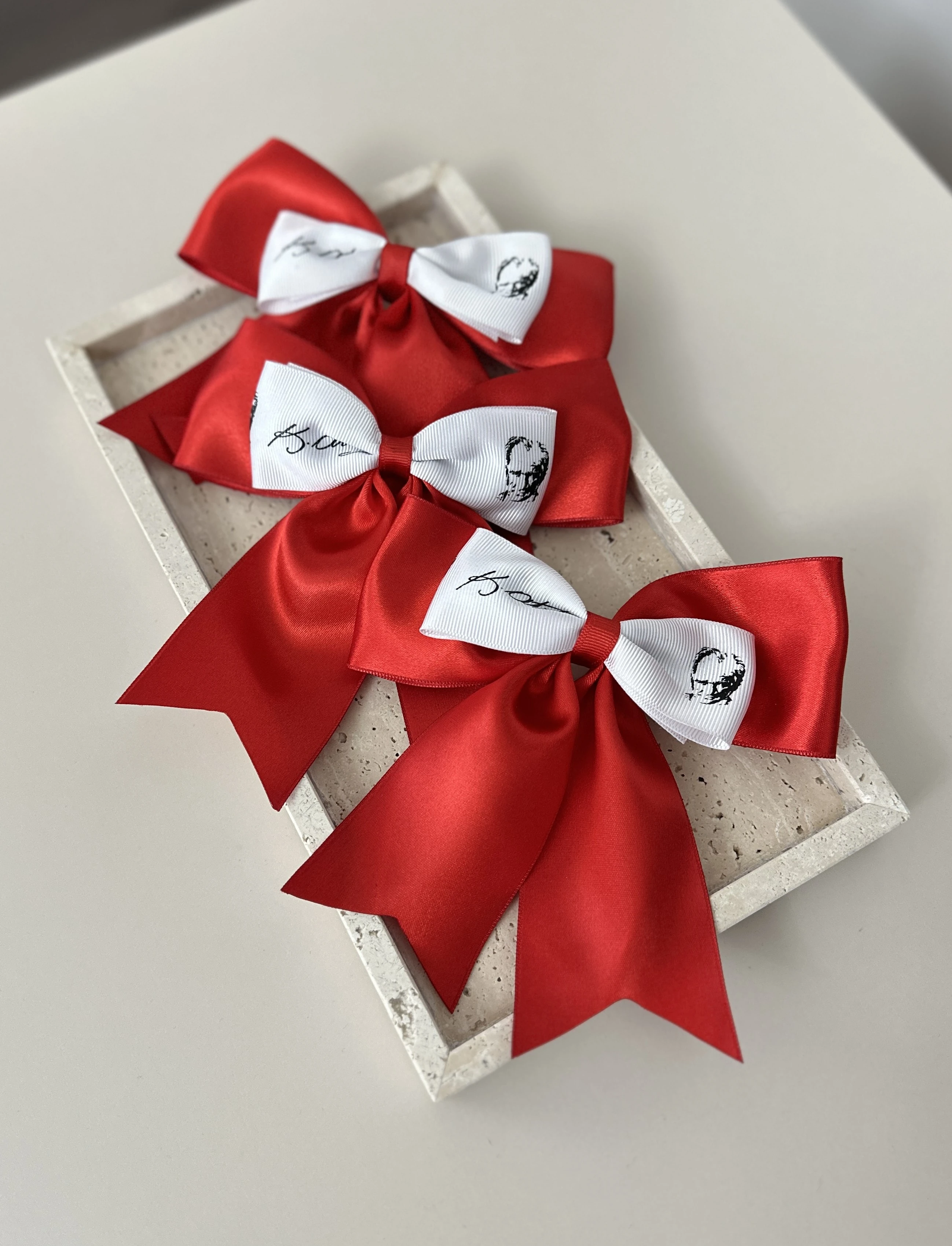 Atatürk İmzalı Kırmızı Kız Çocuk Fiyonklu Toka 