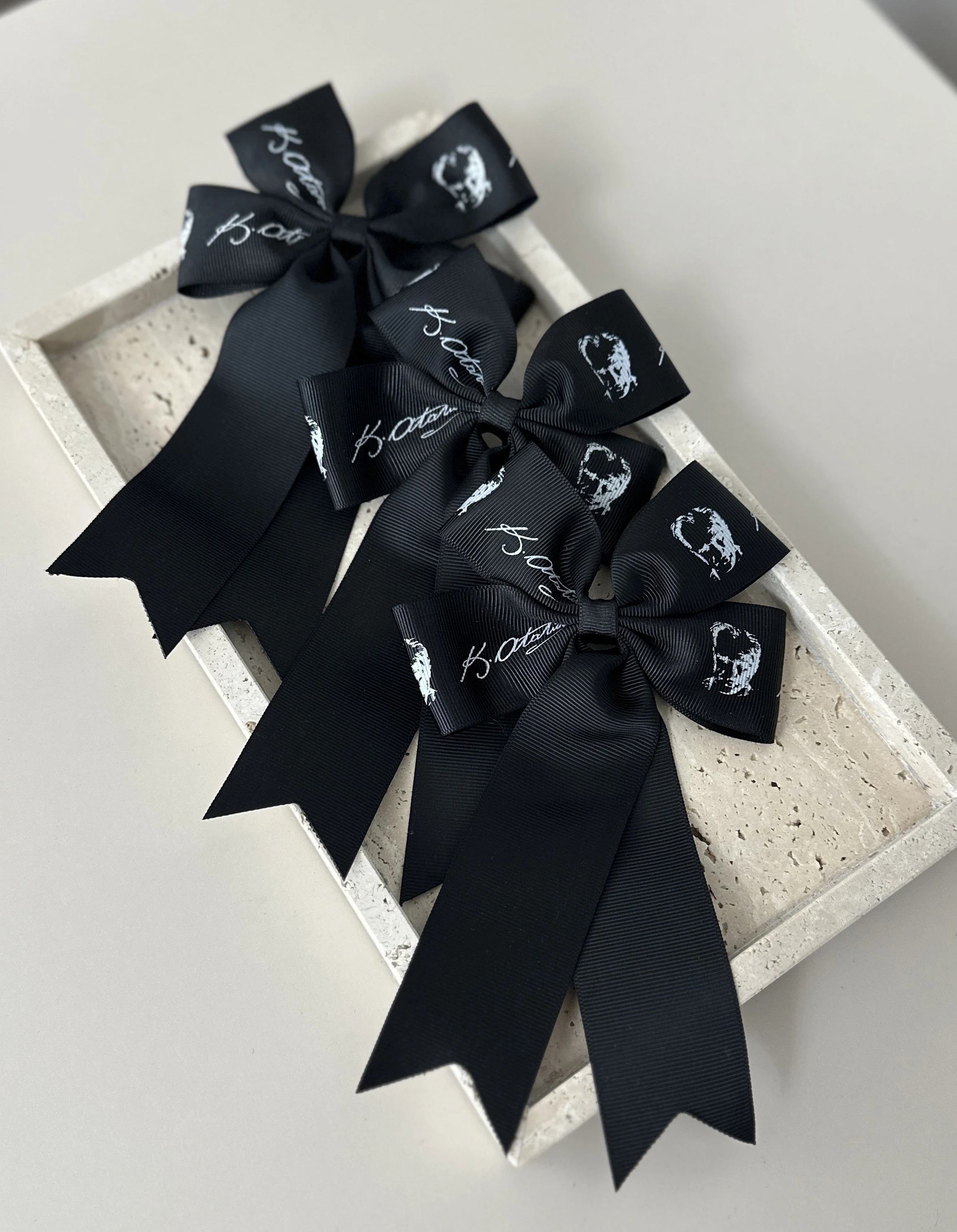 Atatürk İmzalı Siyah Fiyonklu Klips Kız Çocuk Tokası 