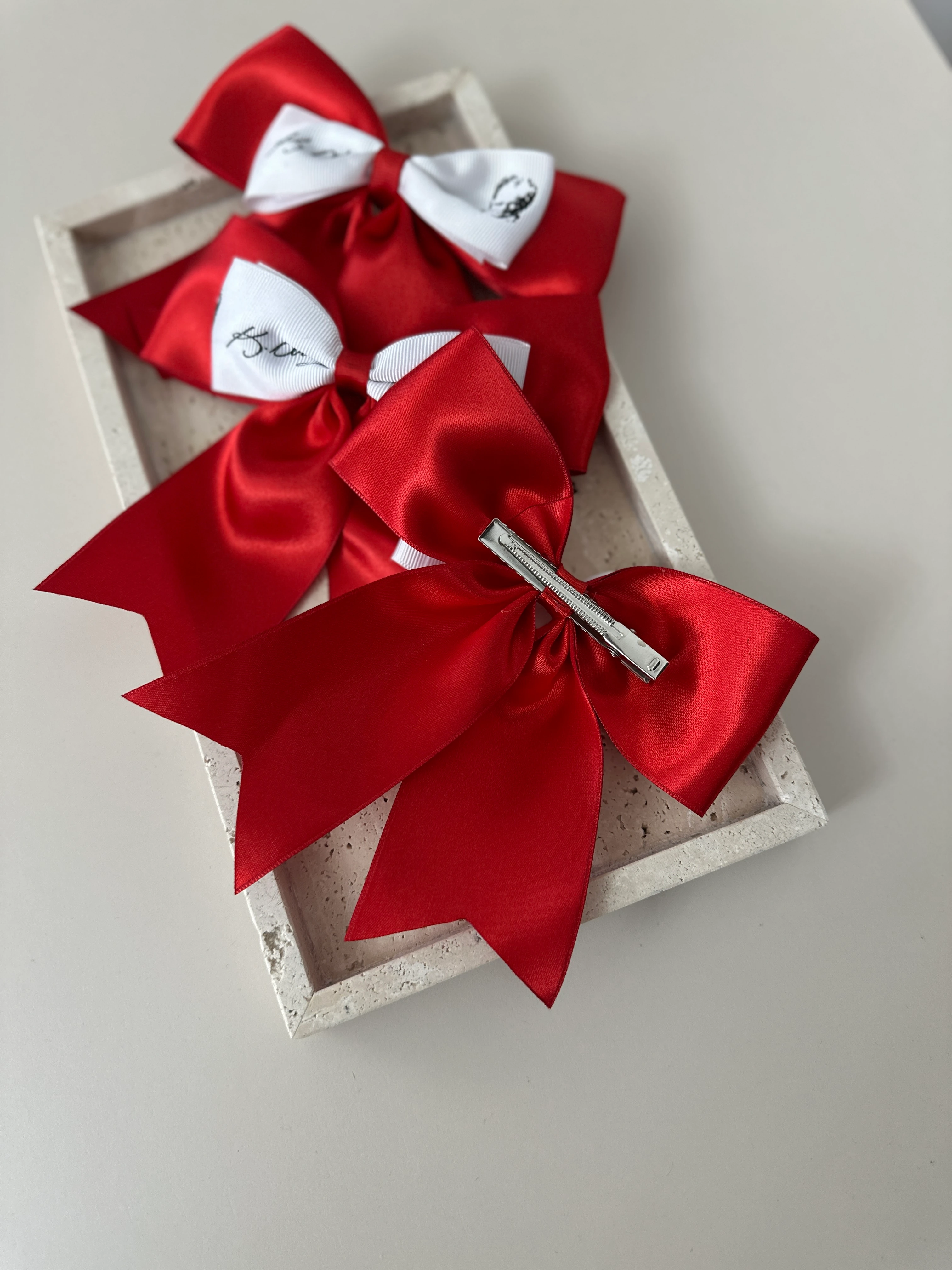 Atatürk İmzalı Kırmızı Kız Çocuk Fiyonklu Toka 