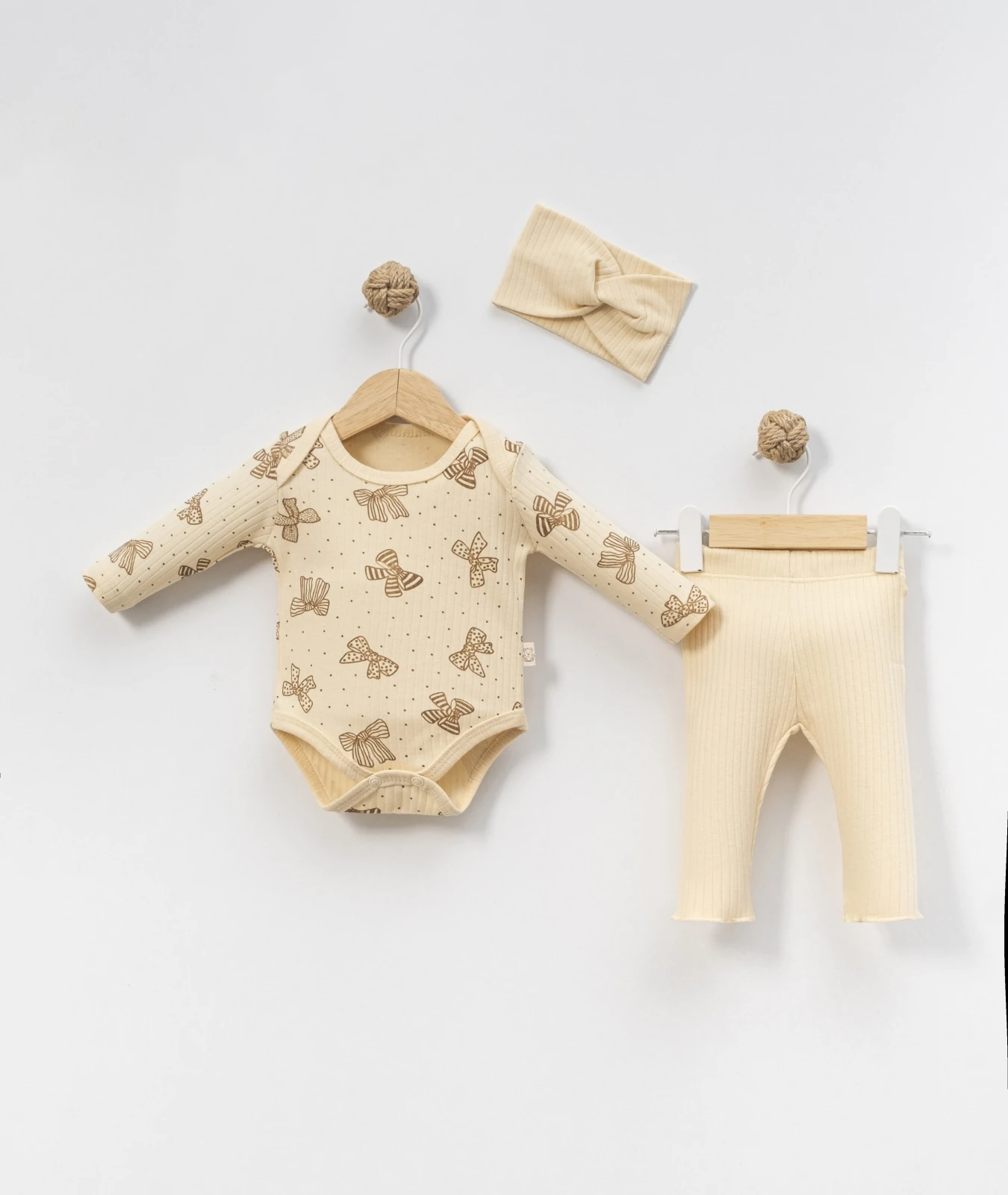 Fiyonk Desenli Kız Bebek Bandanalı Zıbın Takımı 