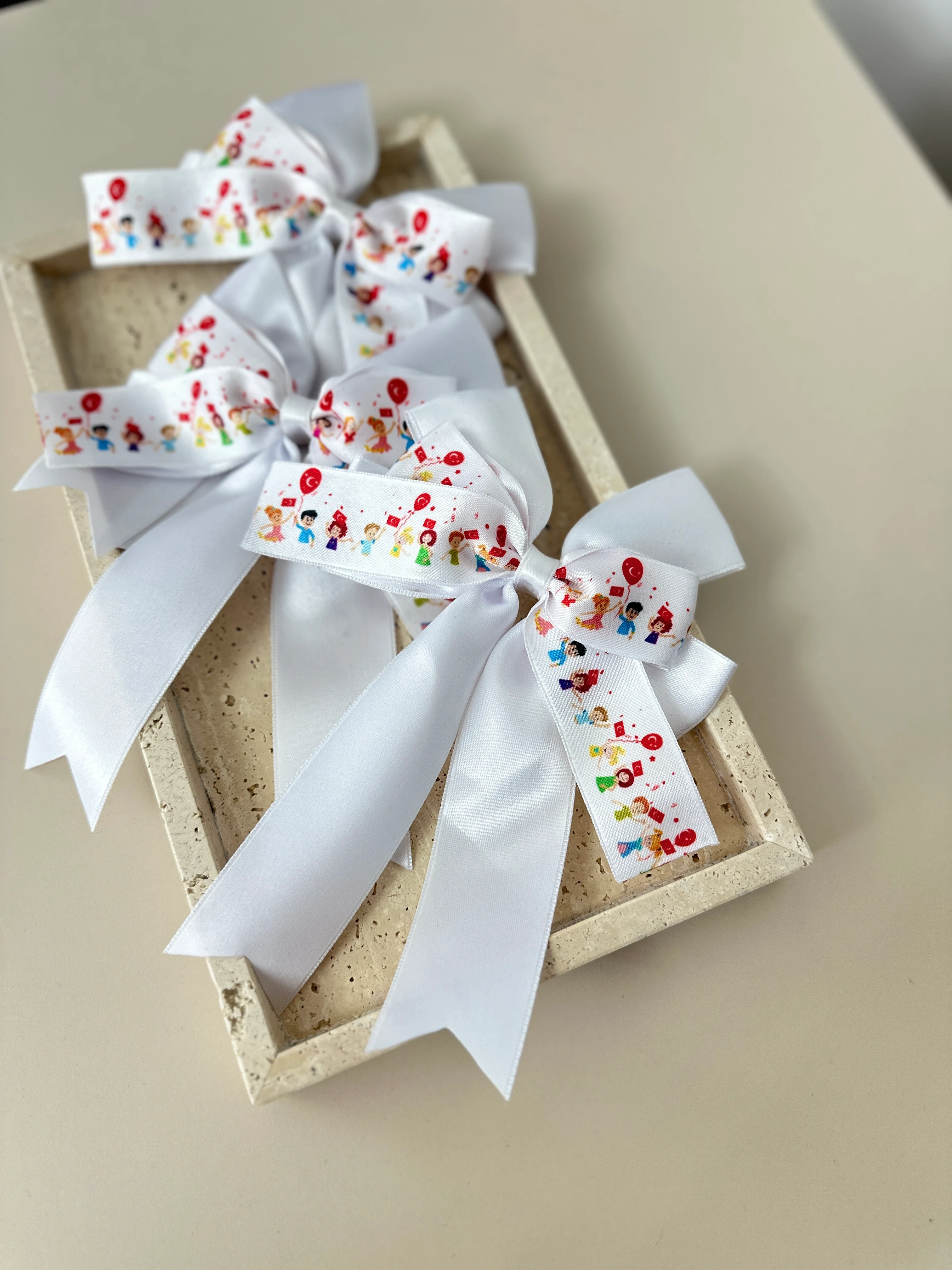 Beyaz Saten Fiyonk Toka - Çocuk Bayramı Özel Serisi