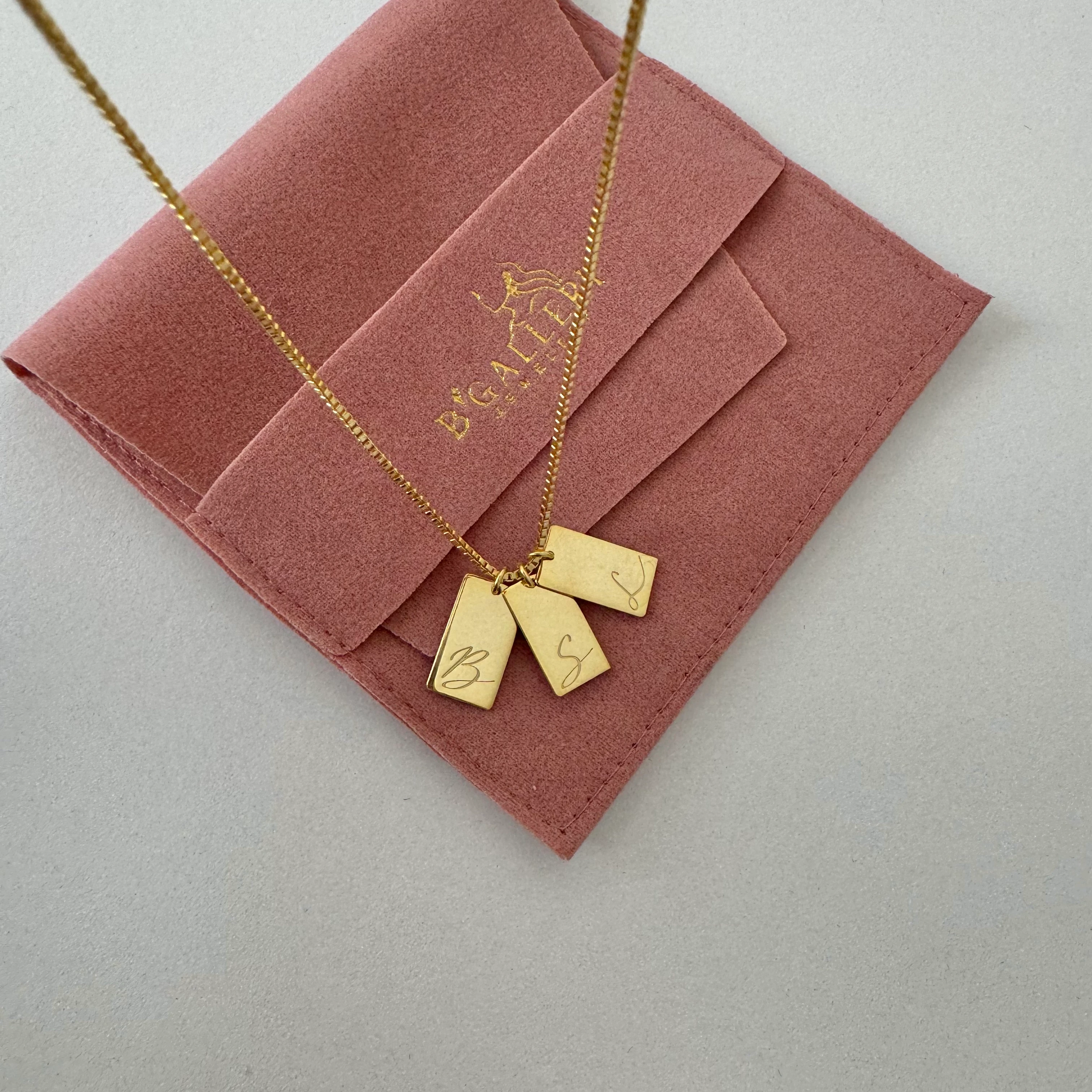 Üç Plaka Harf Kolye