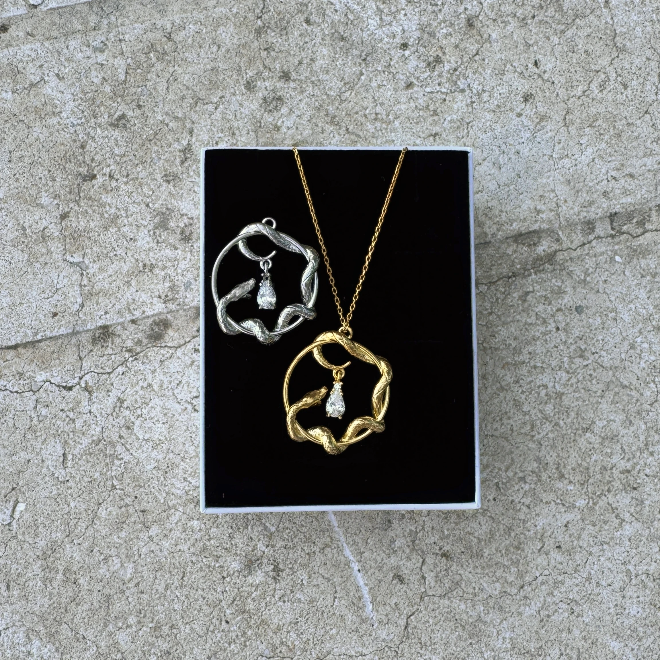 Işığa Doğru Yılan Kolye