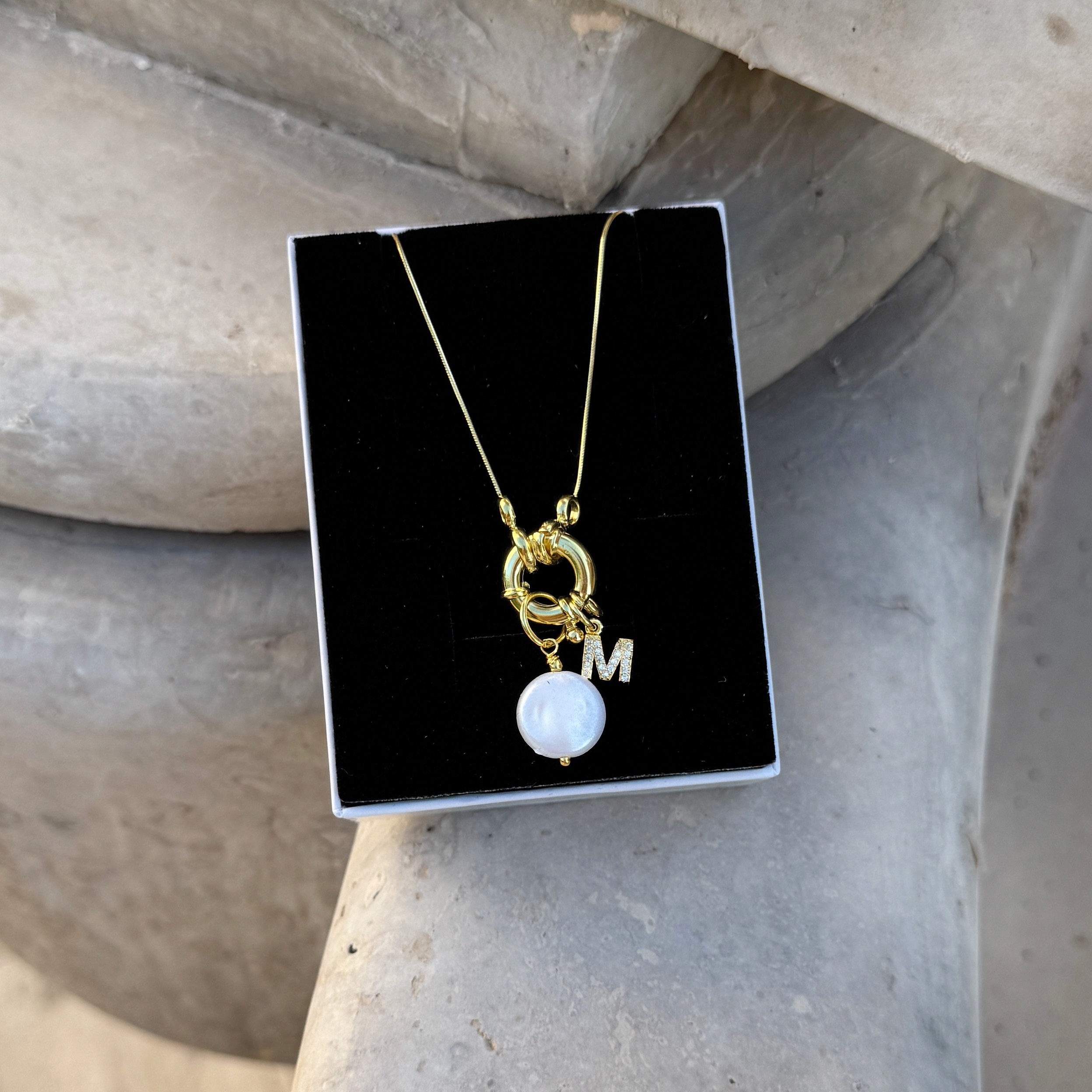 İncili Harf Charm Kolye image
