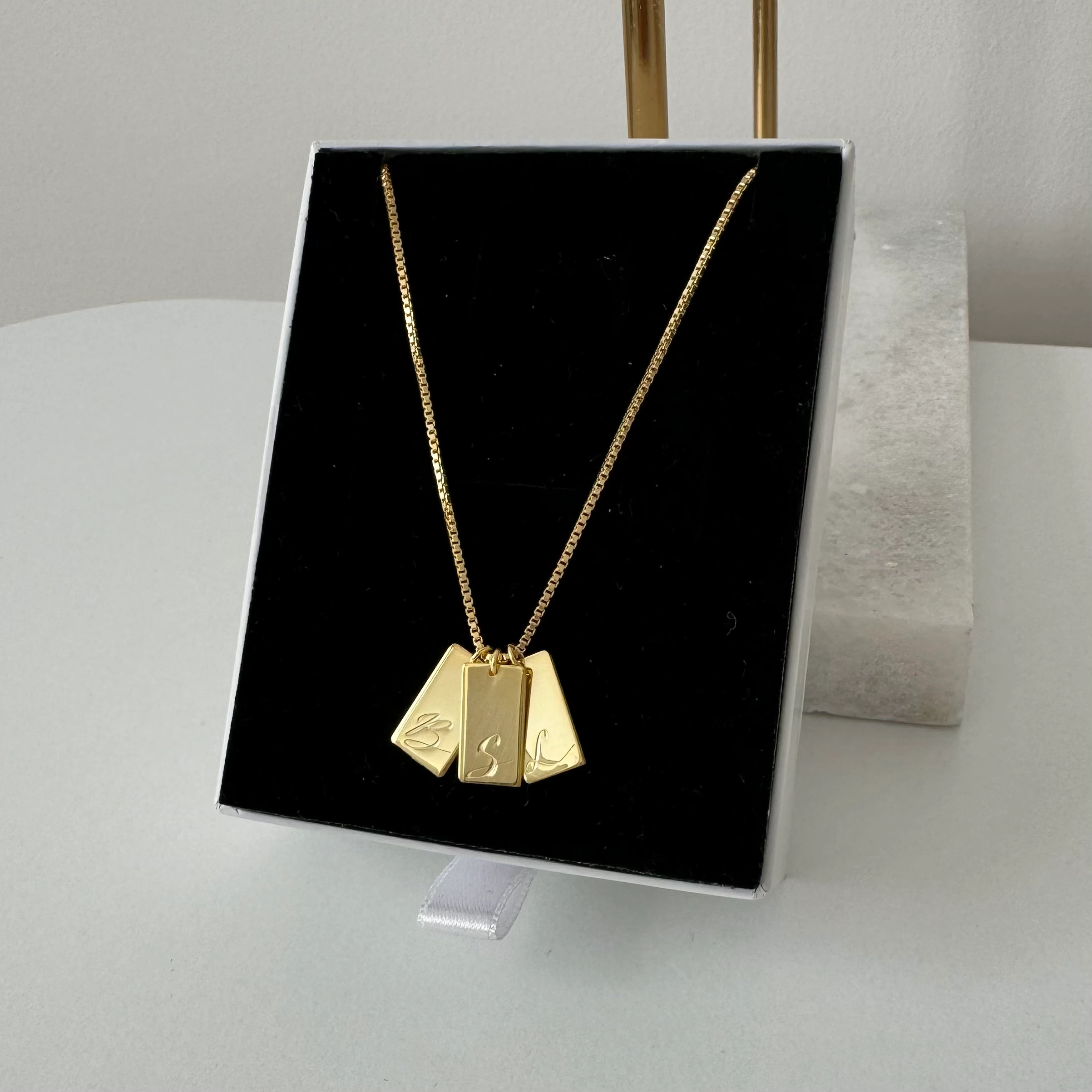 Üç Plaka Harf Kolye