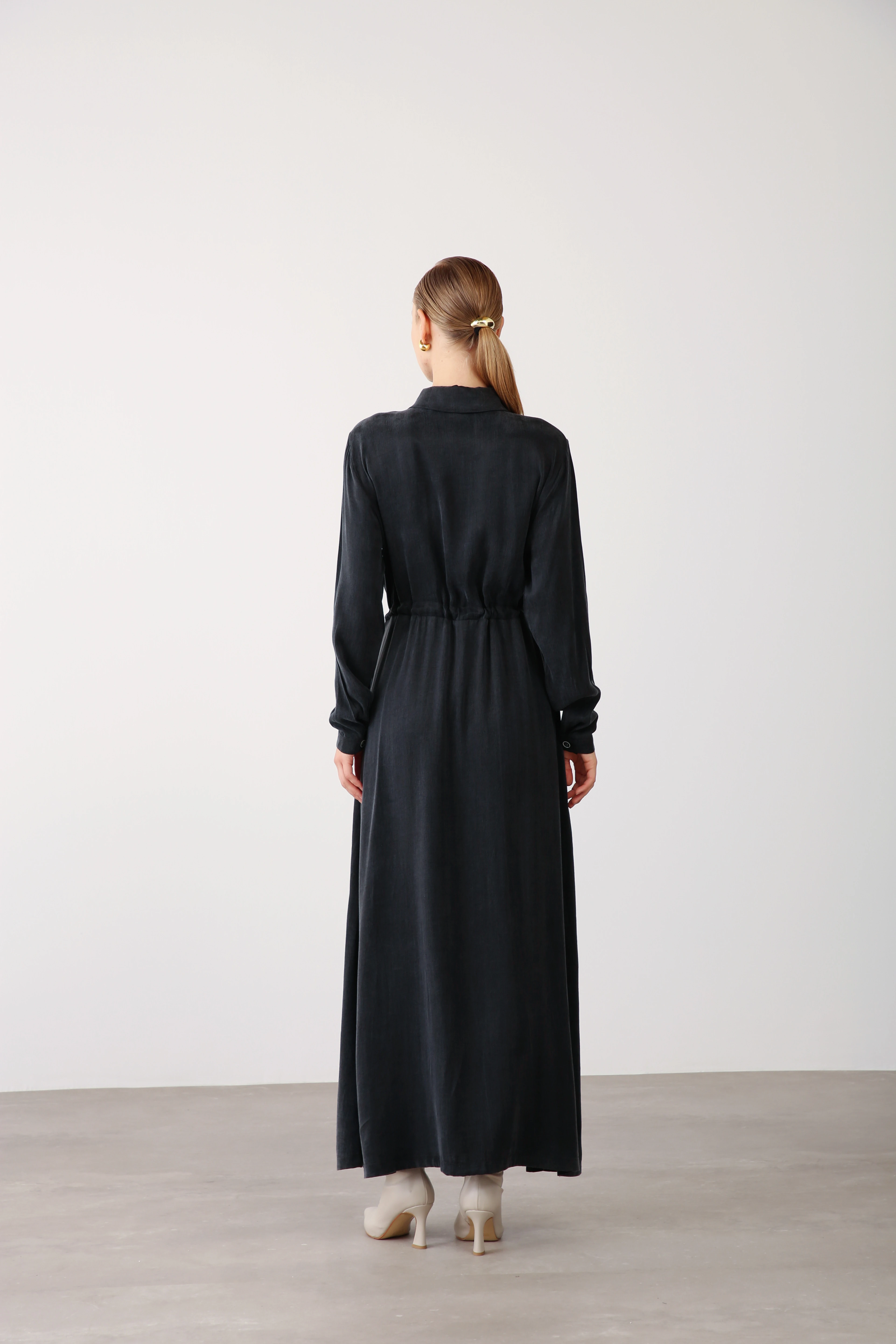 Beli Büzgülü Nakış Detaylı Elbise