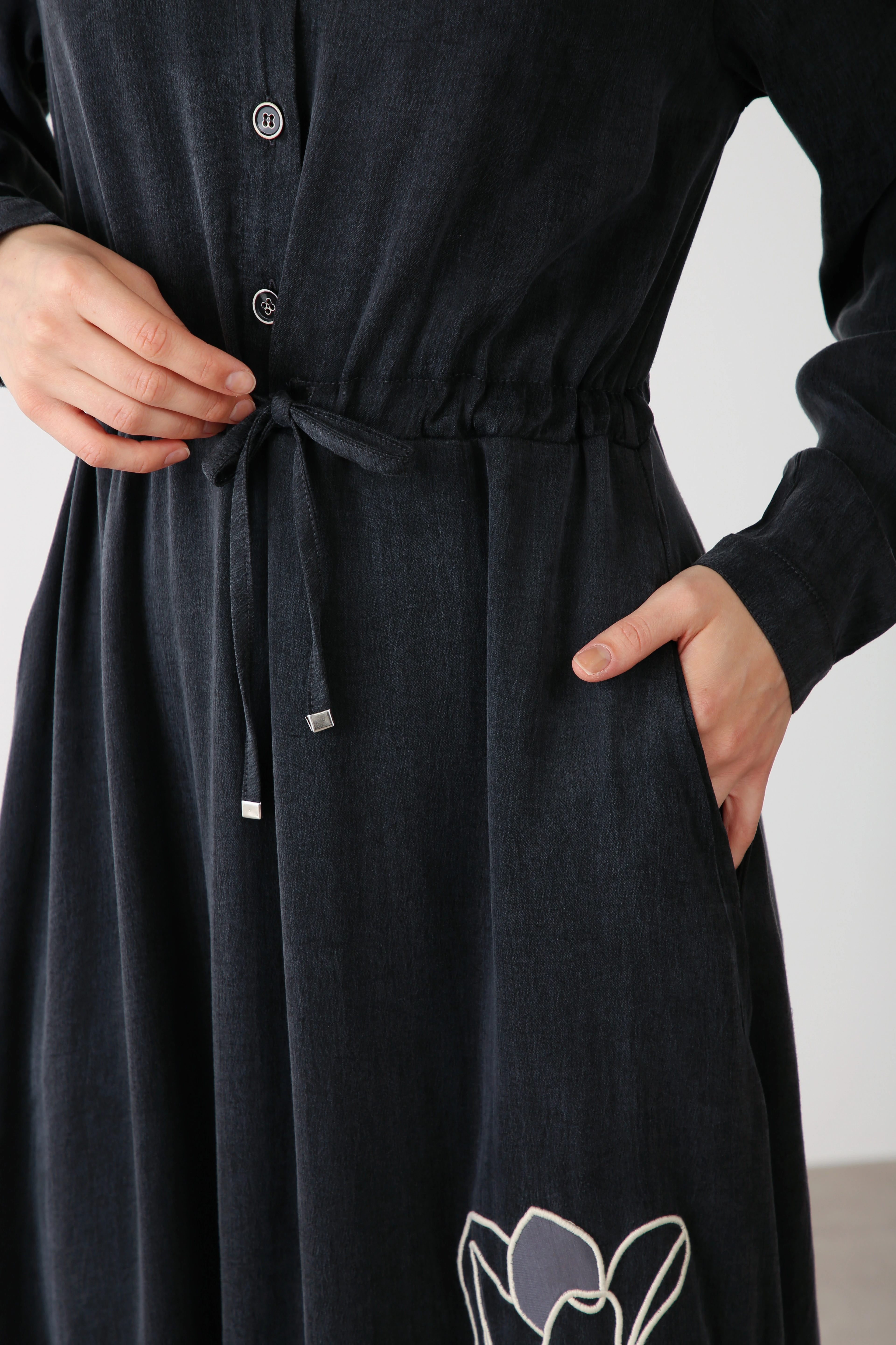 Beli Büzgülü Nakış Detaylı Elbise