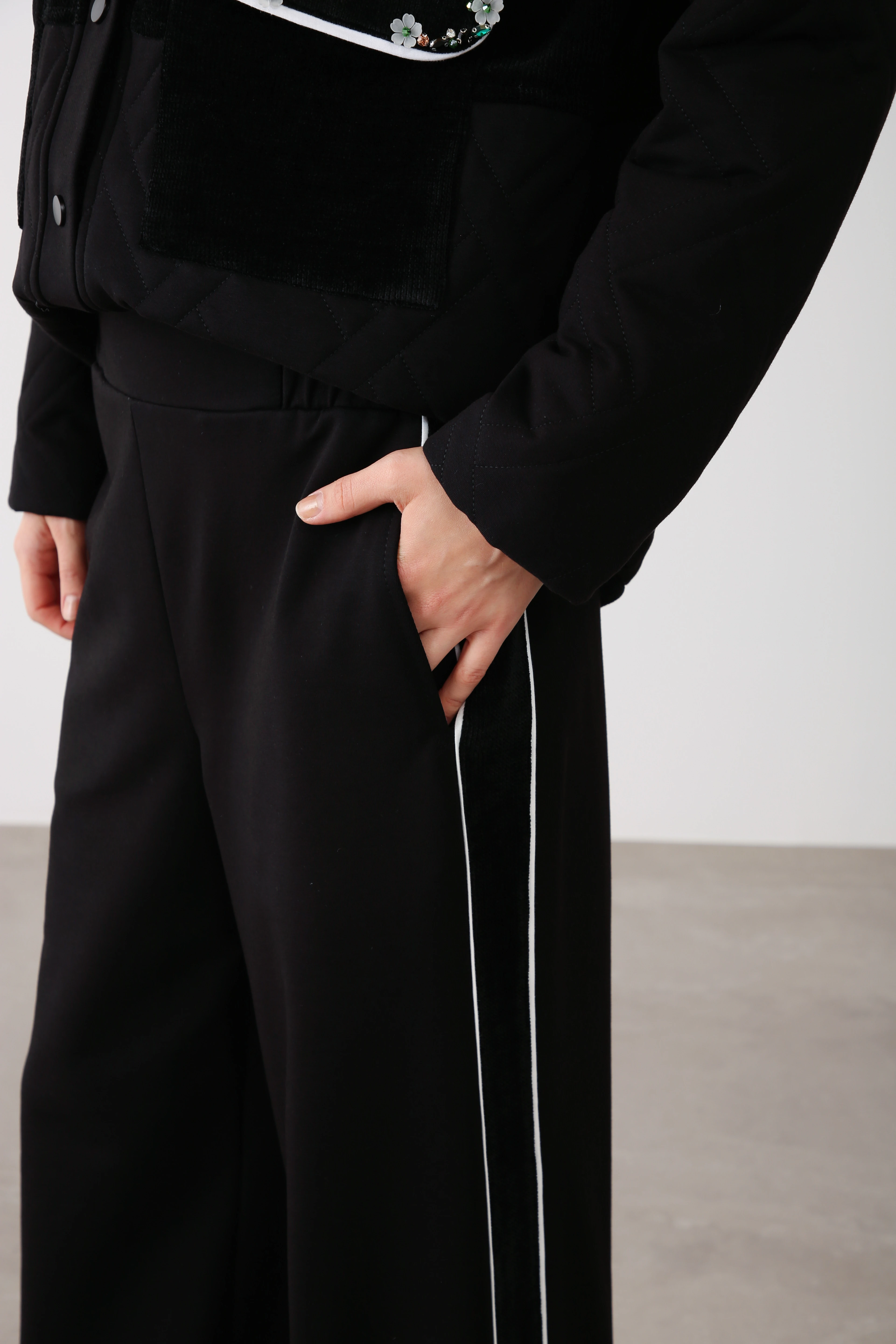 Kapitone Fitilli Cep İşlemeli Kapüşonlu Ceket  Pantolon İkili Takım