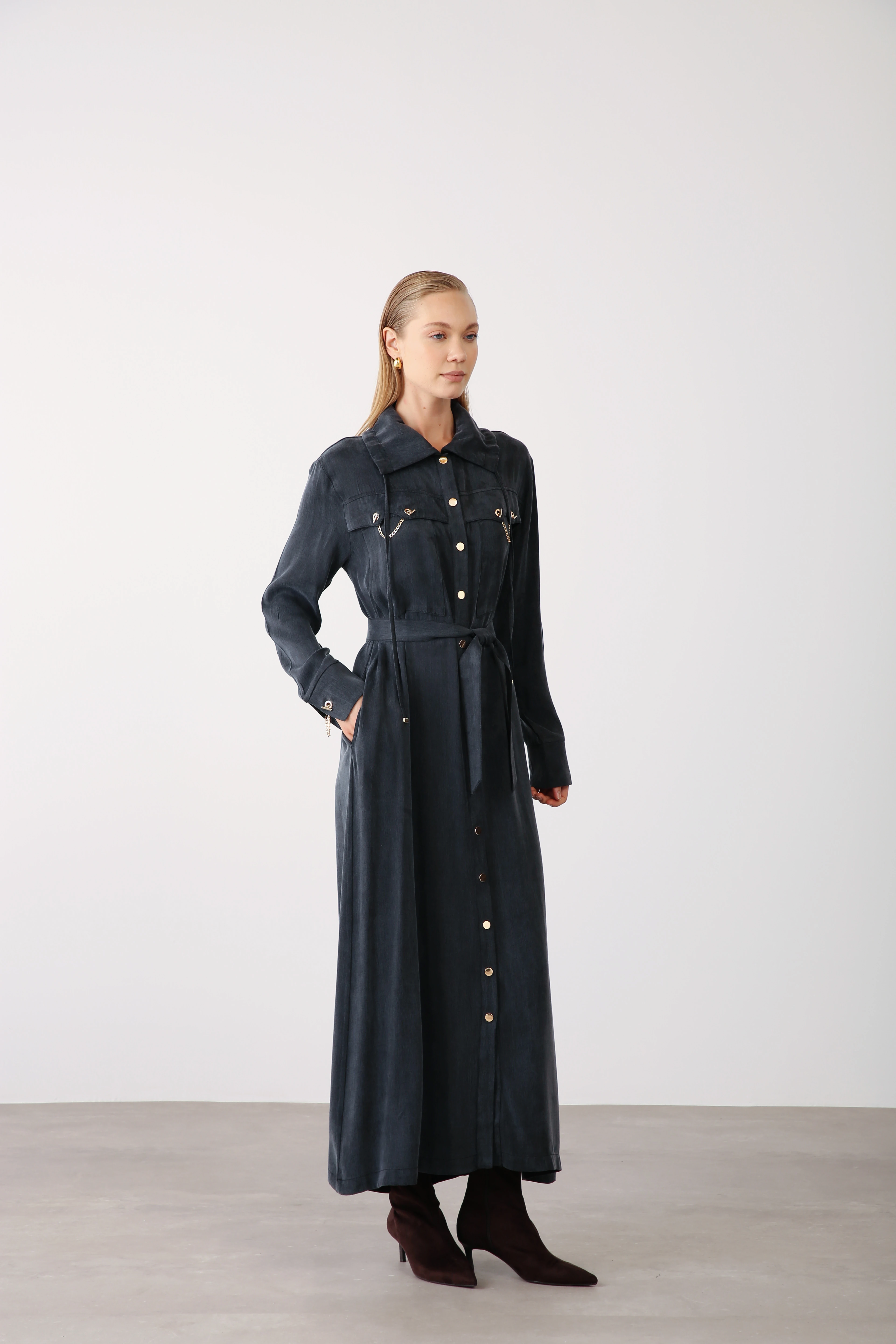 Zincir Detaylı Düğmeli Kuşaklı Elbise