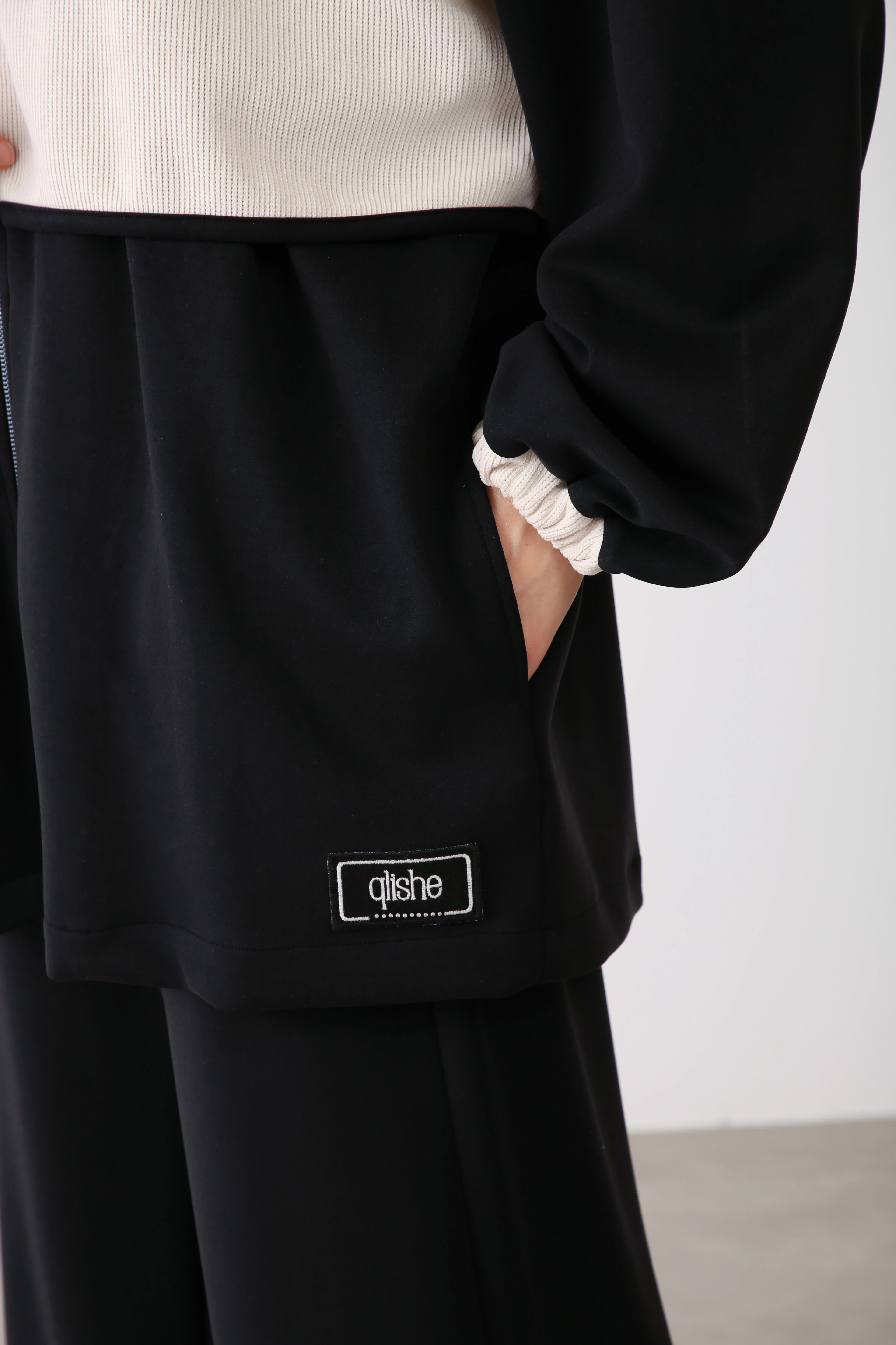 Kapüşonlu Ceket ve Geniş Paça Pantolon İkili Takım