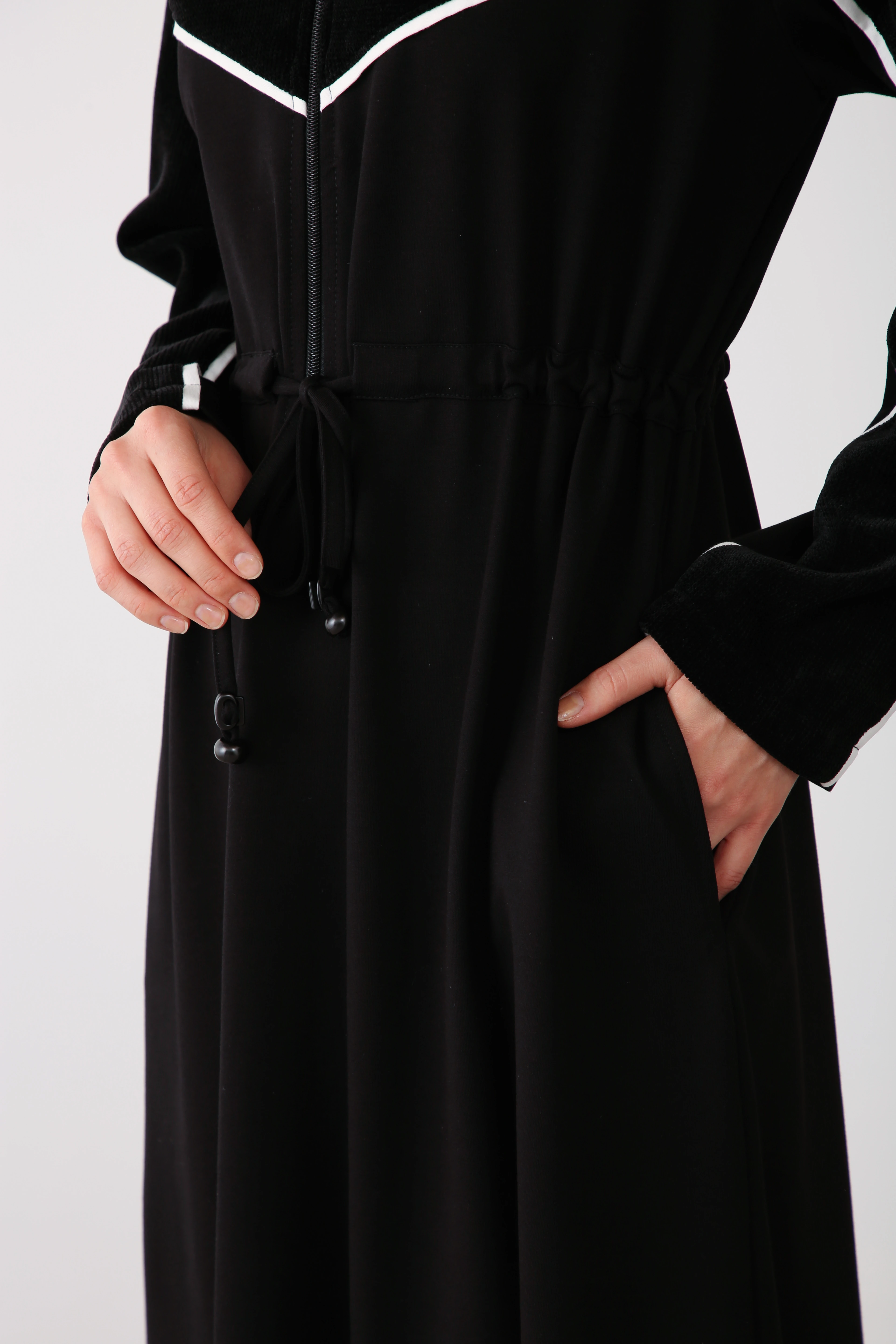 Kadife Detaylı Fermuarlı Spor Elbise