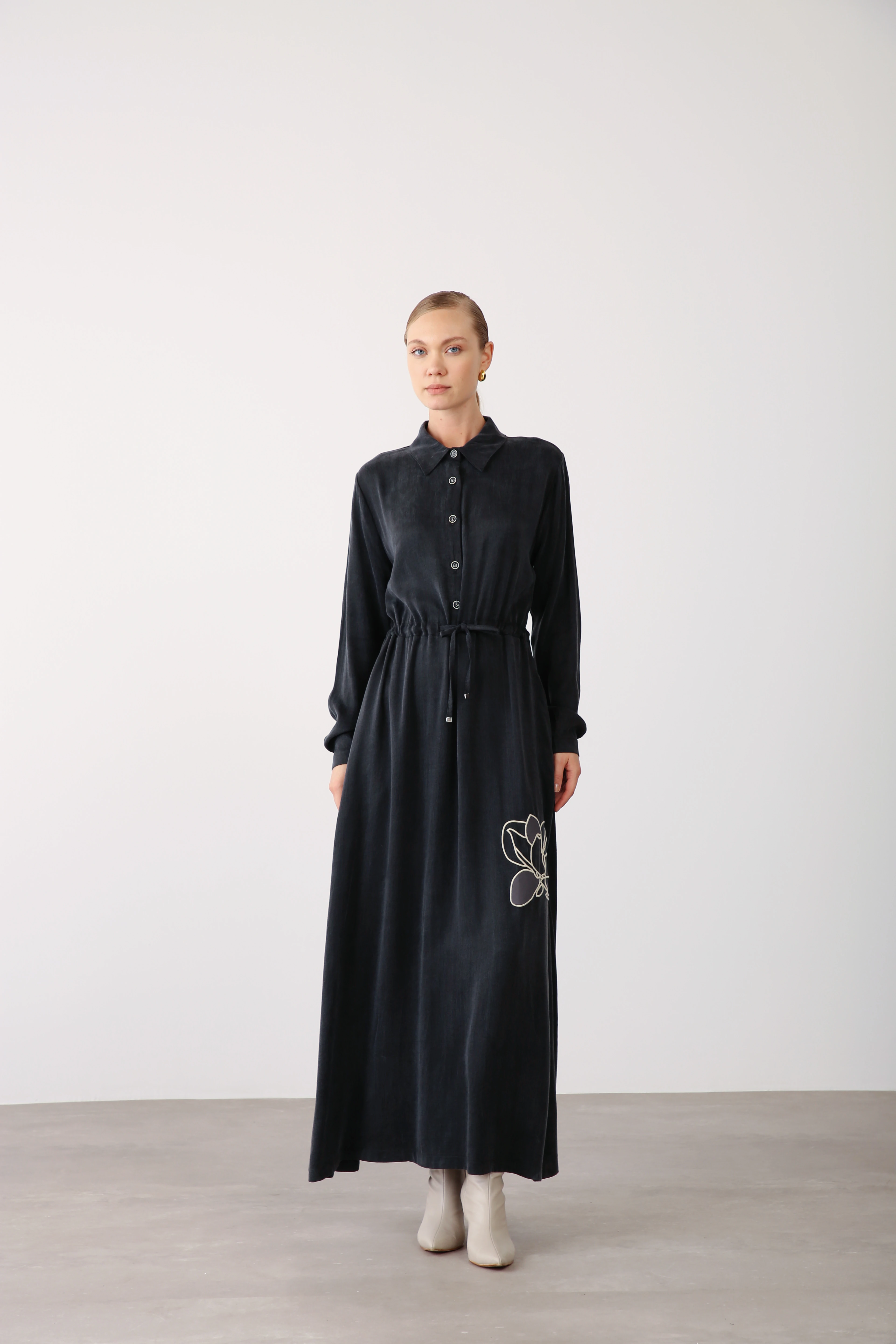 Beli Büzgülü Nakış Detaylı Elbise