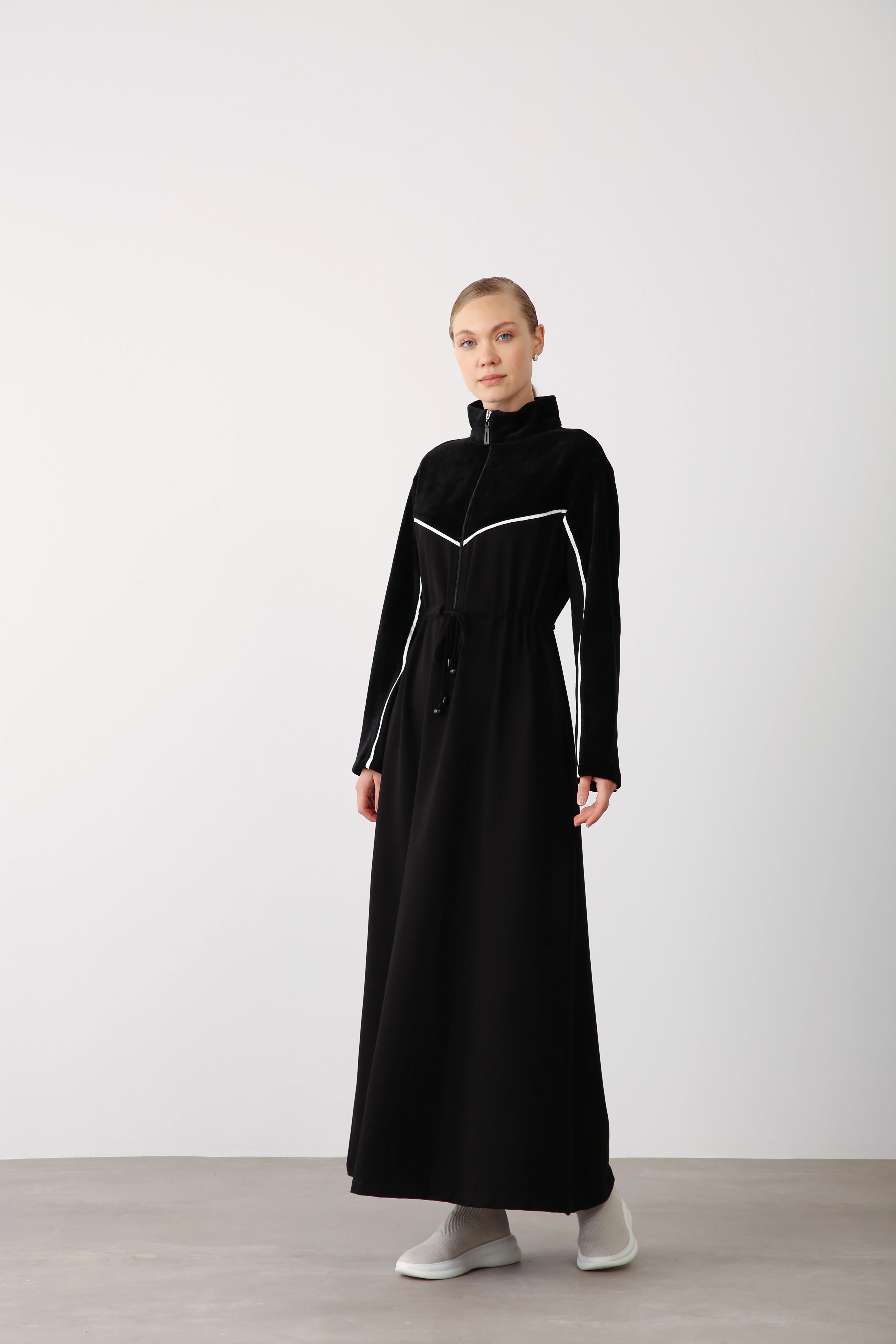 Kadife Detaylı Fermuarlı Spor Elbise