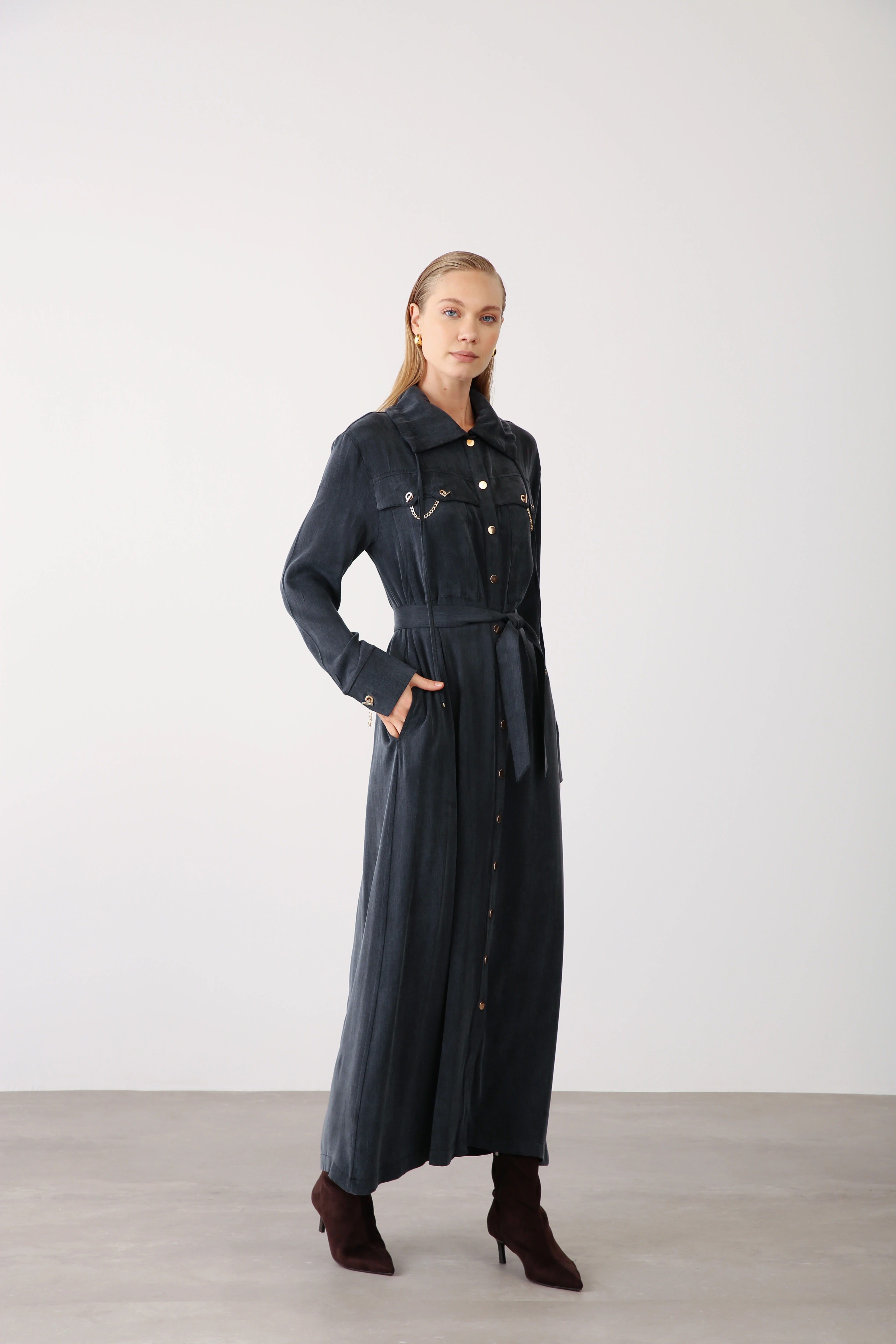 Zincir Detaylı Düğmeli Kuşaklı Elbise