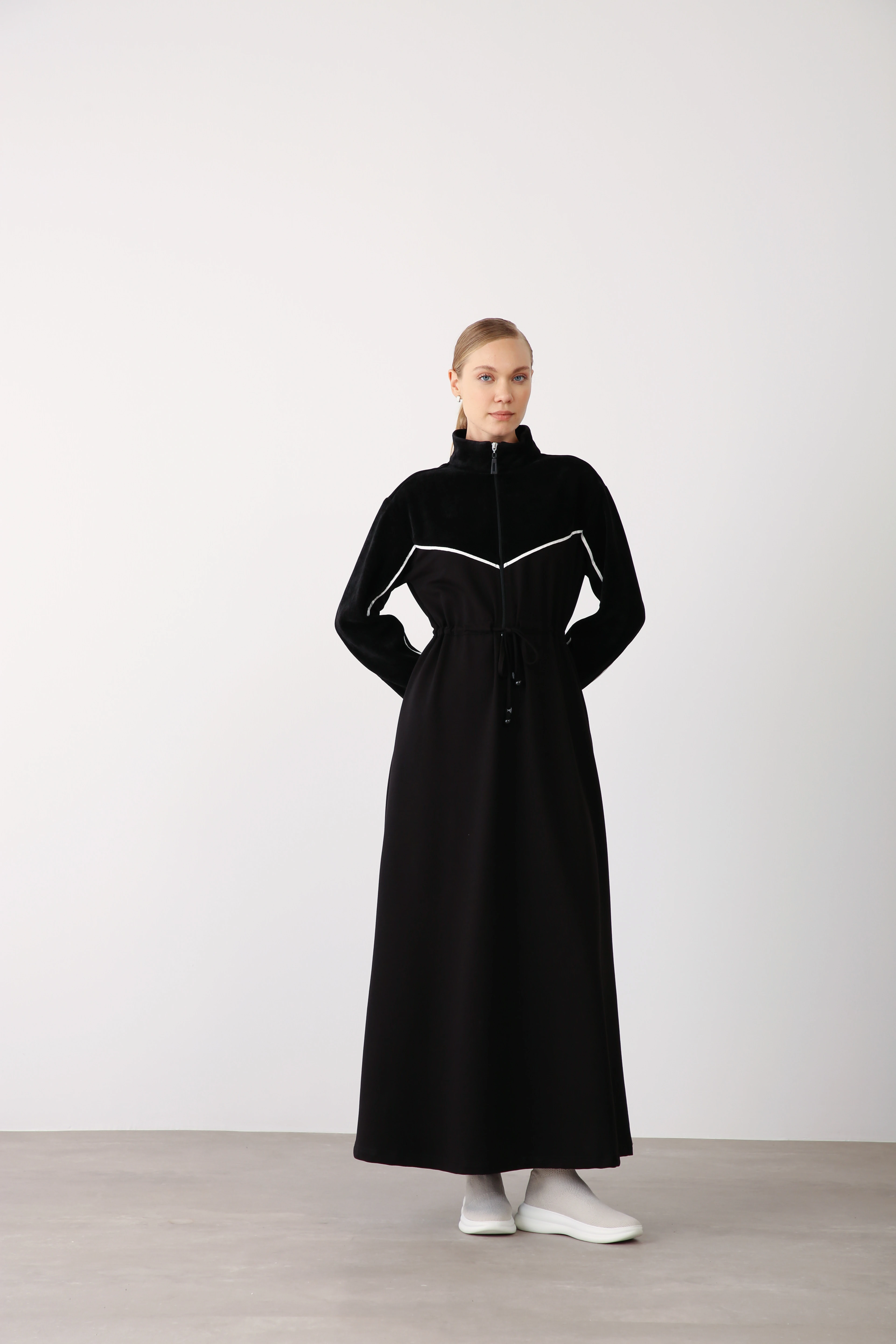 Kadife Detaylı Fermuarlı Spor Elbise