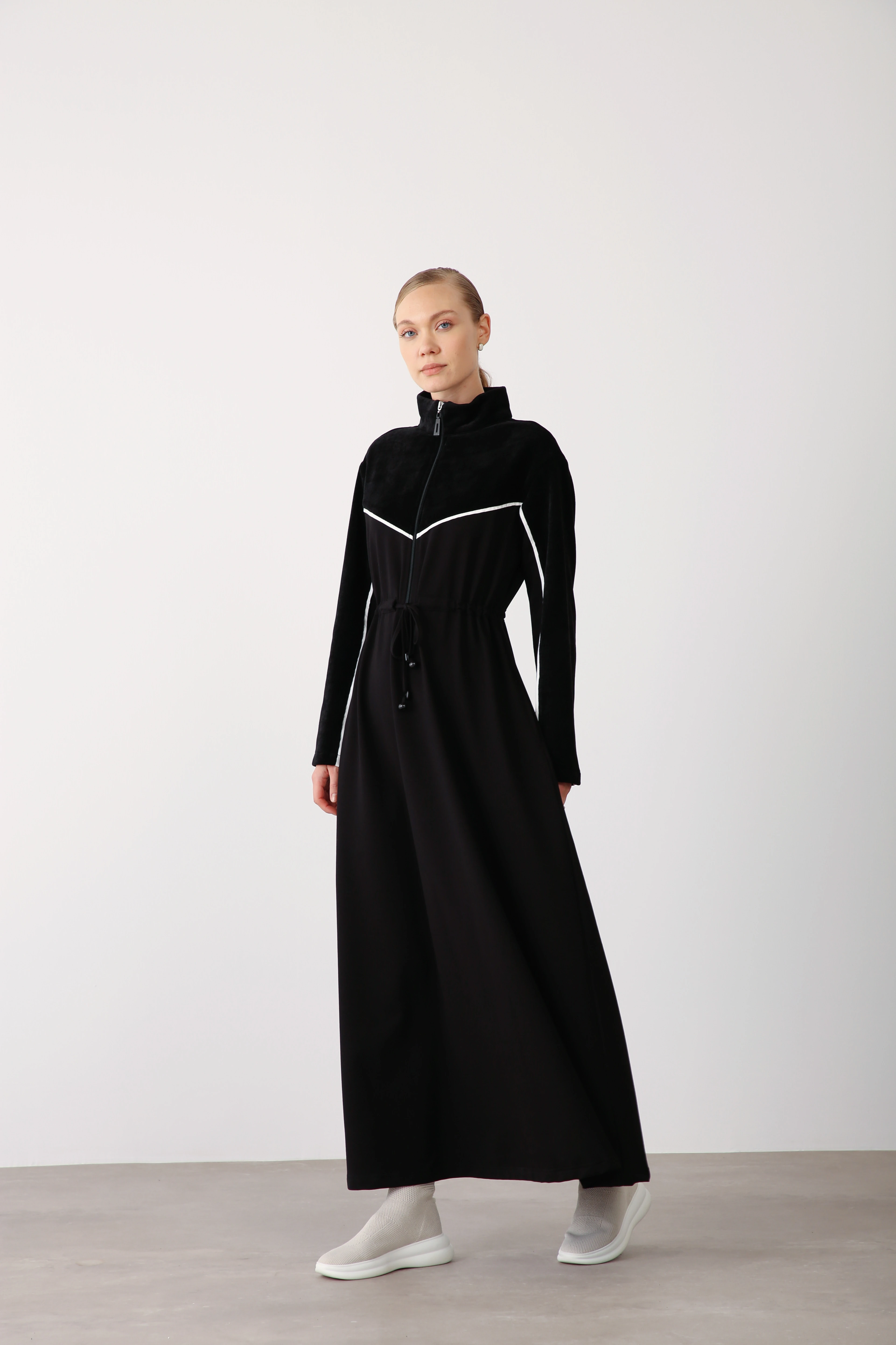 Kadife Detaylı Fermuarlı Spor Elbise