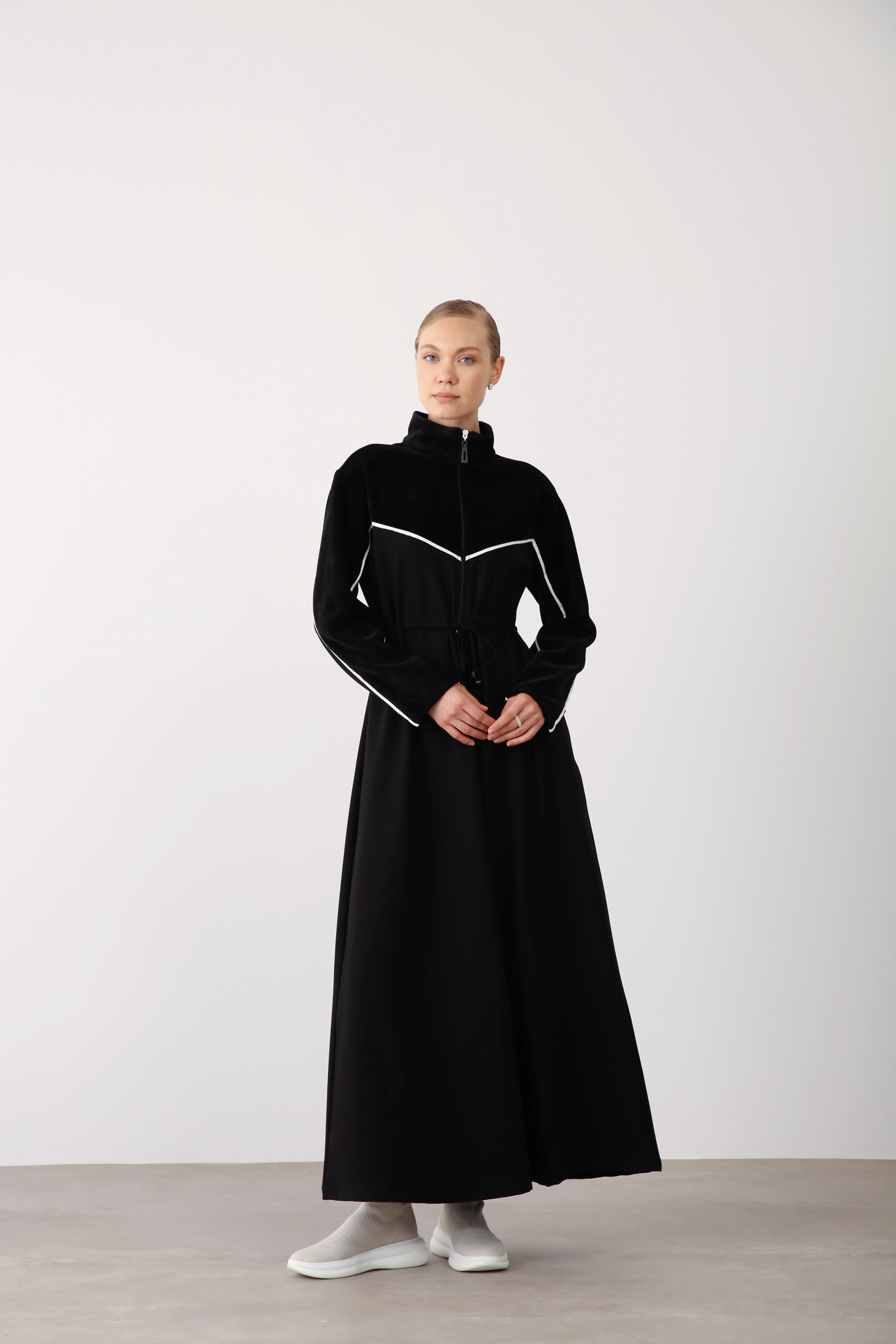 Kadife Detaylı Fermuarlı Spor Elbise