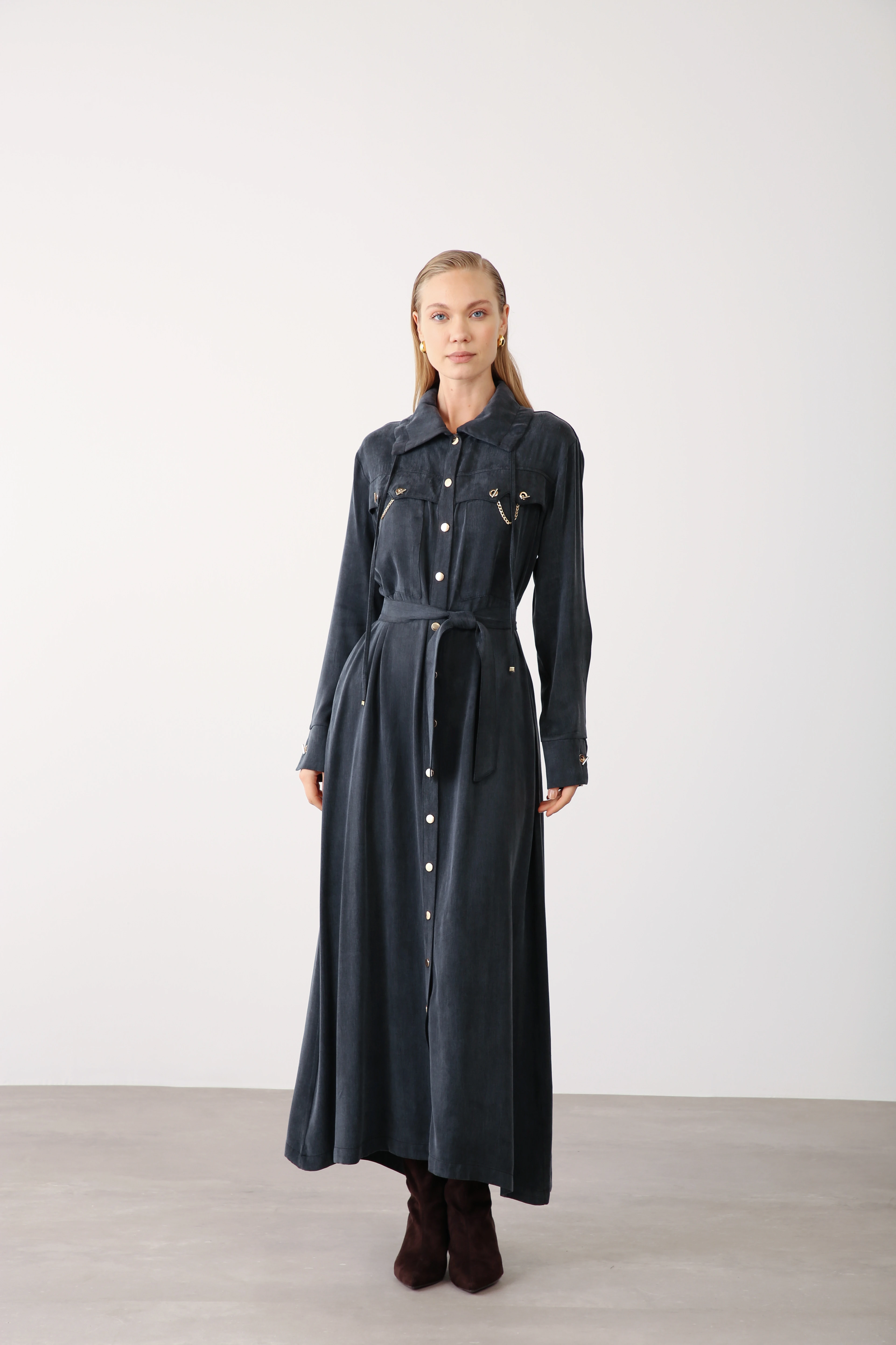 Zincir Detaylı Düğmeli Kuşaklı Elbise - Siyah