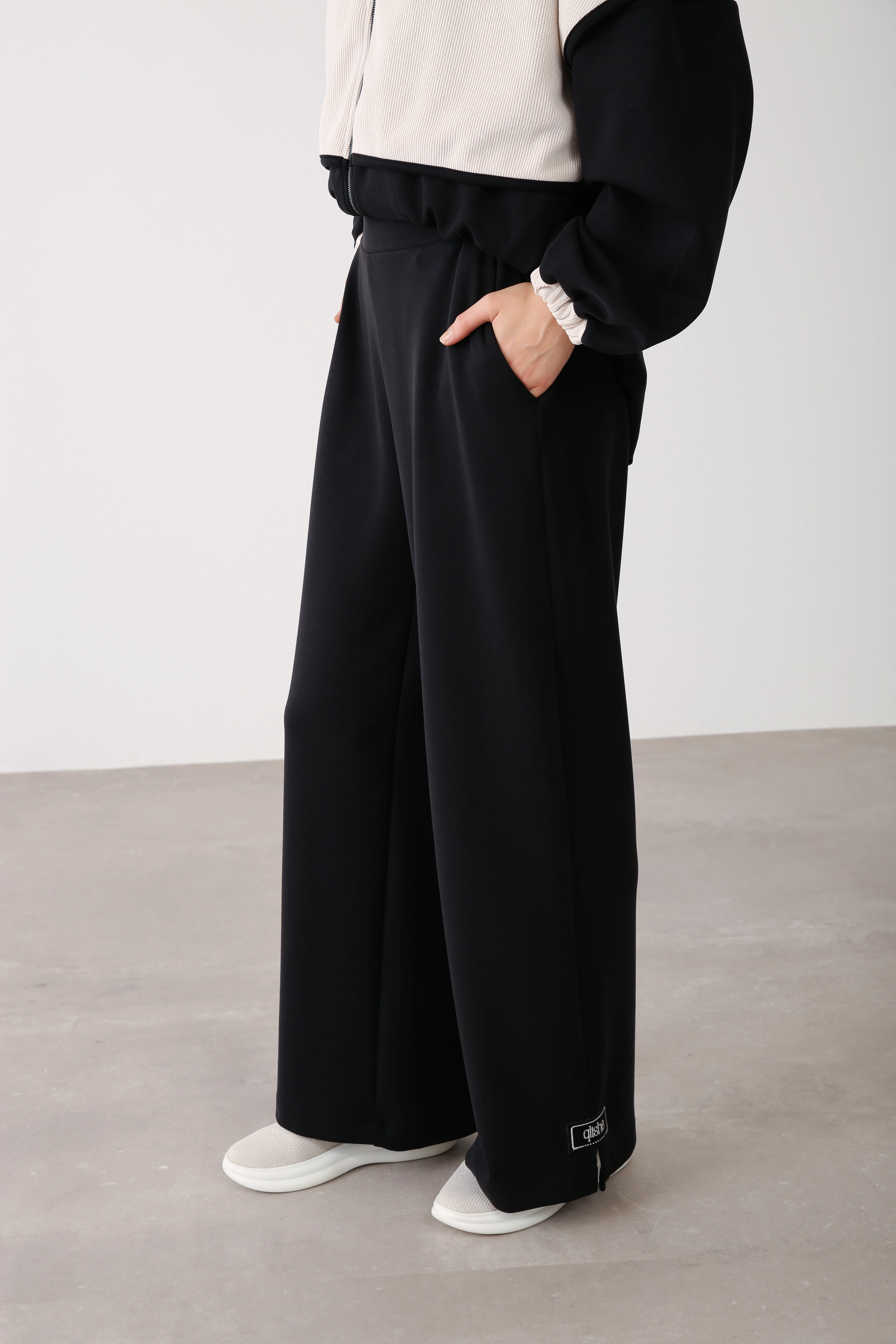 Kapüşonlu Ceket ve Geniş Paça Pantolon İkili Takım