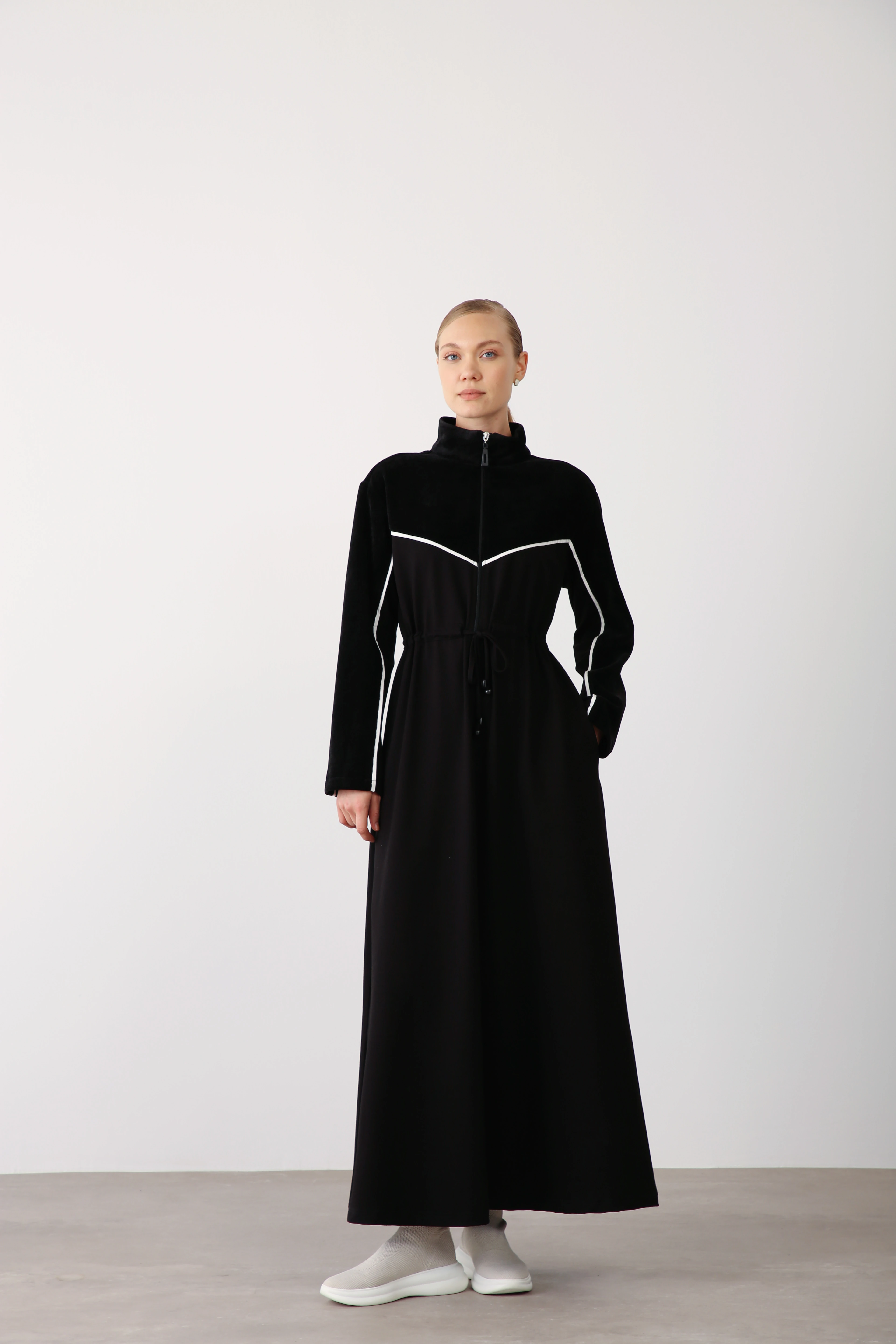 Kadife Detaylı Fermuarlı Spor Elbise - Siyah