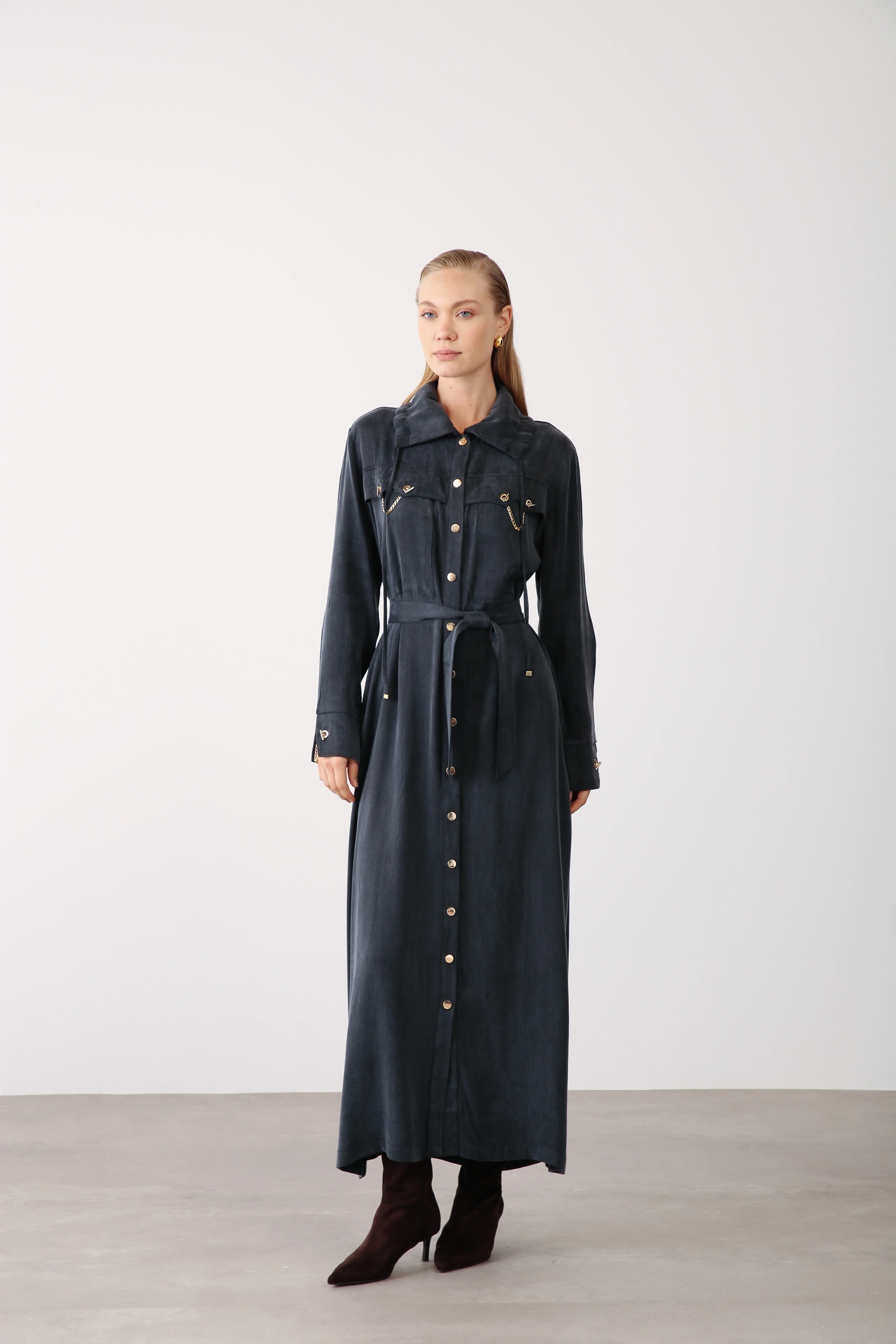 Zincir Detaylı Düğmeli Kuşaklı Elbise