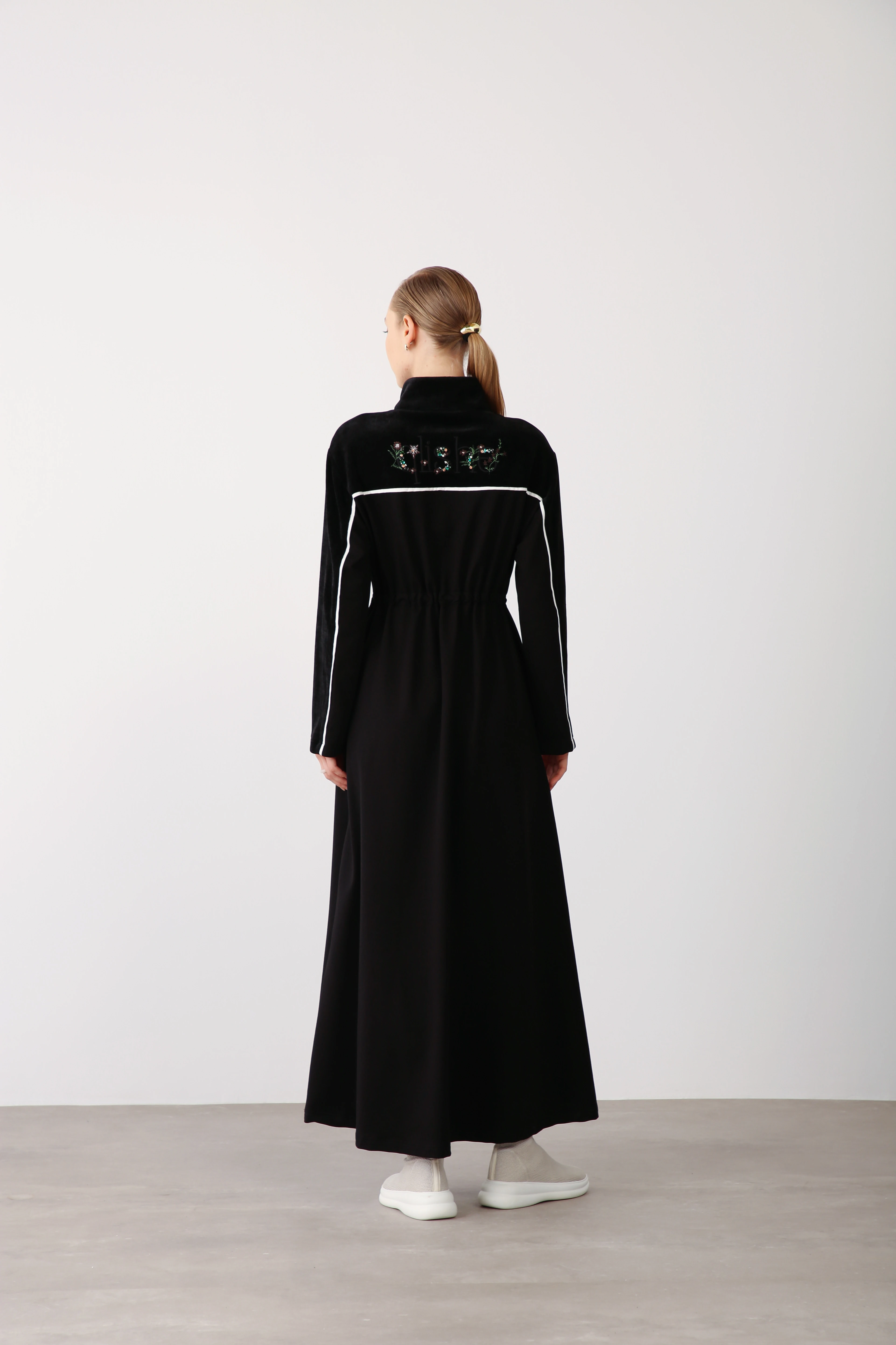 Kadife Detaylı Fermuarlı Spor Elbise