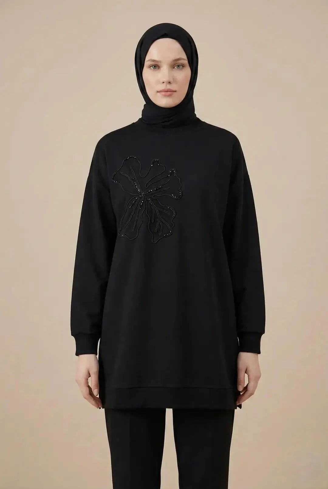 İşlemeli Çiçek Detaylı Rahat Kesim Tunik - Siyah