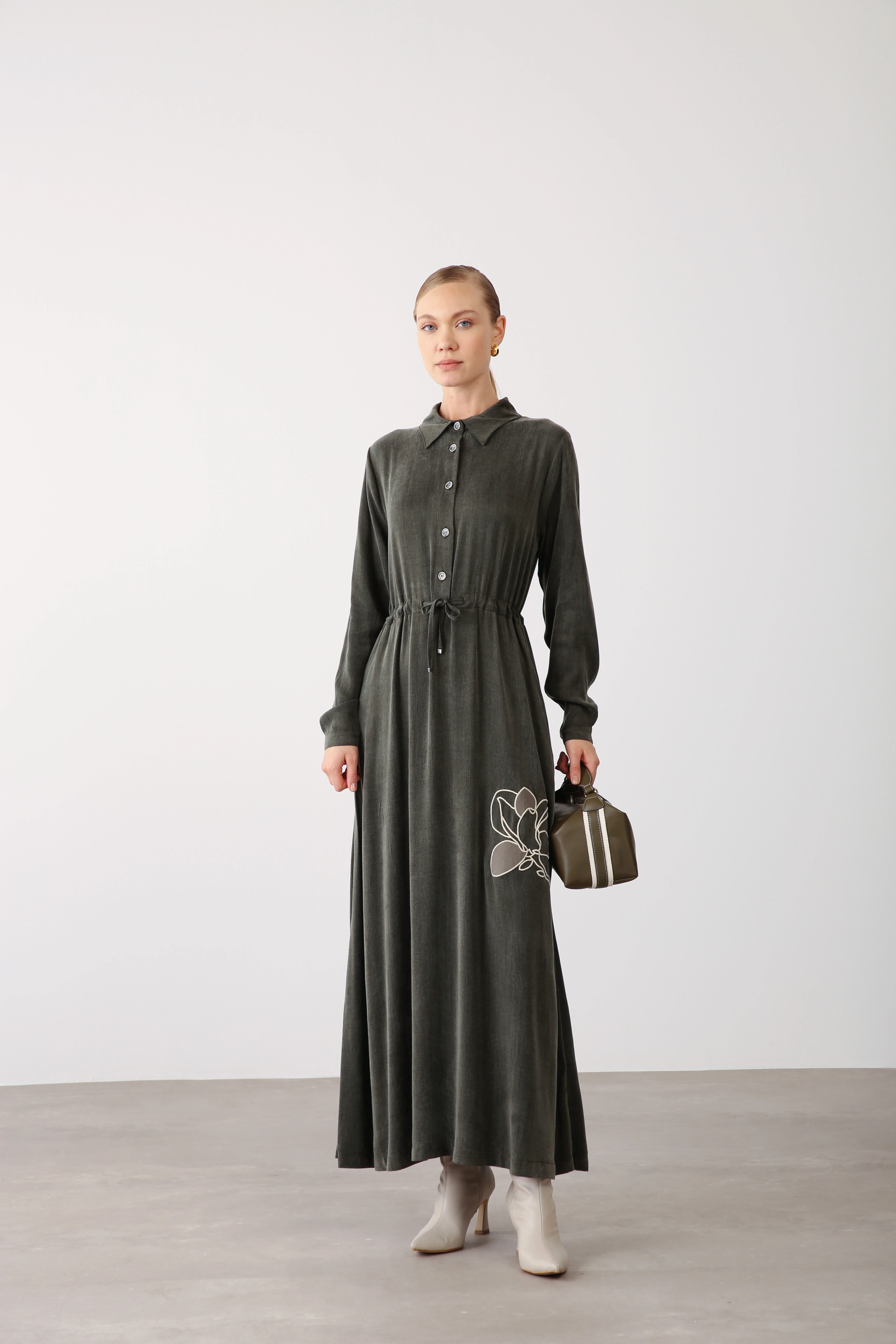 Beli Büzgülü Nakış Detaylı Elbise - Haki