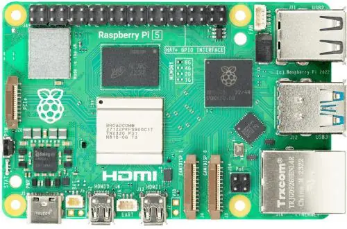Oberseite eines Raspberry Pi 5 mit Prozessor, RP1-Controller, GPIO und Anschlüssen