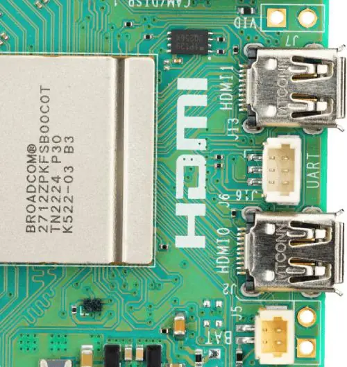 Detailansicht mit zwei micro-HDMI-Anschlüssen sowie UART- und RTC-Batterieanschluss am Raspberry Pi 5