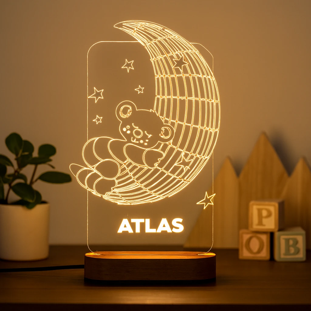 Kişiye Özel Ay Üzerinde Uyuyan Ayıcık Figürlü LED Gece Lambası – Çocuk Odası İsimli Pleksi Lamba