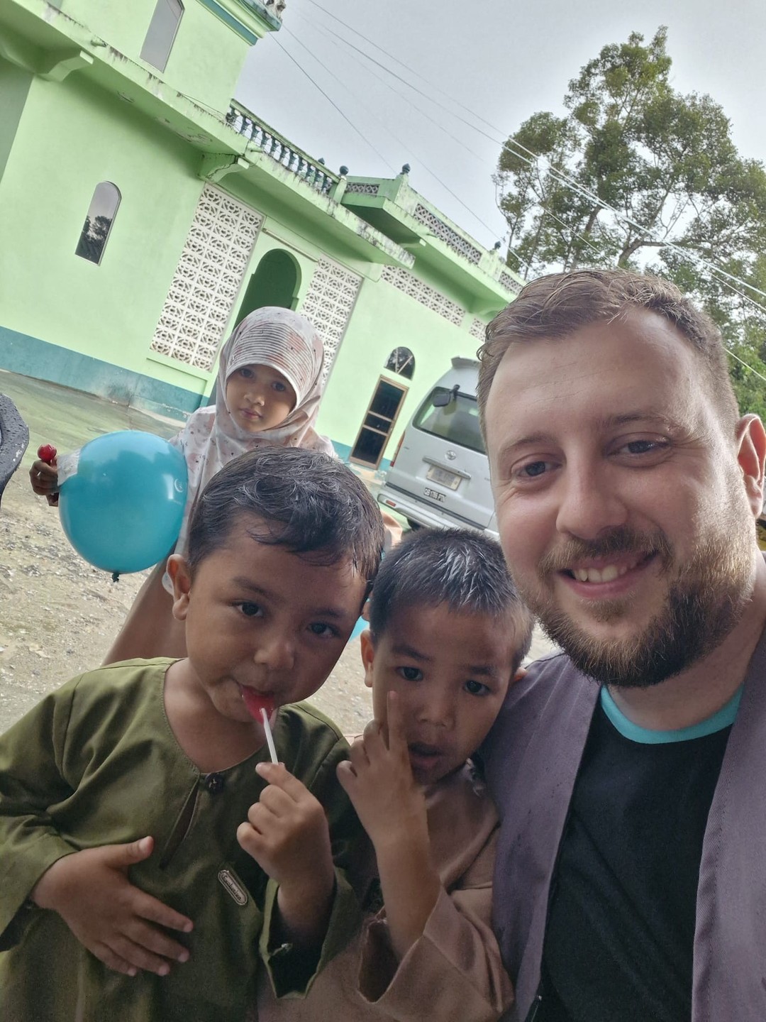 Kadri från Göteborg åkte till Thailand för att på plats kontrollera, implementera och följa upp utdelningen av qurbani kötten. Kadri passade på att besöka barnen vid ett flertal skolor. Volontärgruppen inventerade behoven i Södra Thailand.
