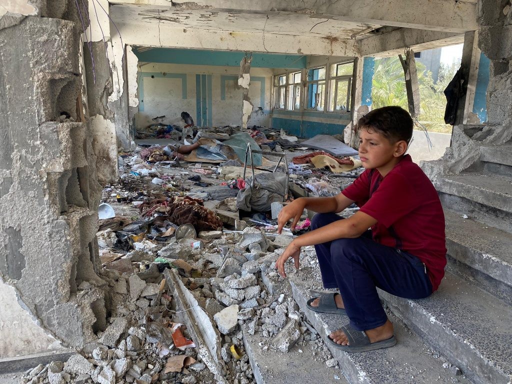  Filistin’deki savaşın gölgesinde yaşayan masum halk için projeler hız kesmeden devam ediyor. 770 bin adet konserve et ve gıda paketinin hazırlıkları başlamış olup, bunları deniz yoluyla Gazze’ye ulaştırmak için çalışmalar sürüyor. Sevkiyatla birlikte çadır ve diğer acil ihtiyaç malzemeleri de bölgeye gönderilecek. Ayrıca, savaşın yetim bıraktığı on binlerce çocuğun ihtiyaçlarını karşılamak amacıyla başlatılan “Bakıcı Aile Projesi” için de çalışmalar devam ediyor.