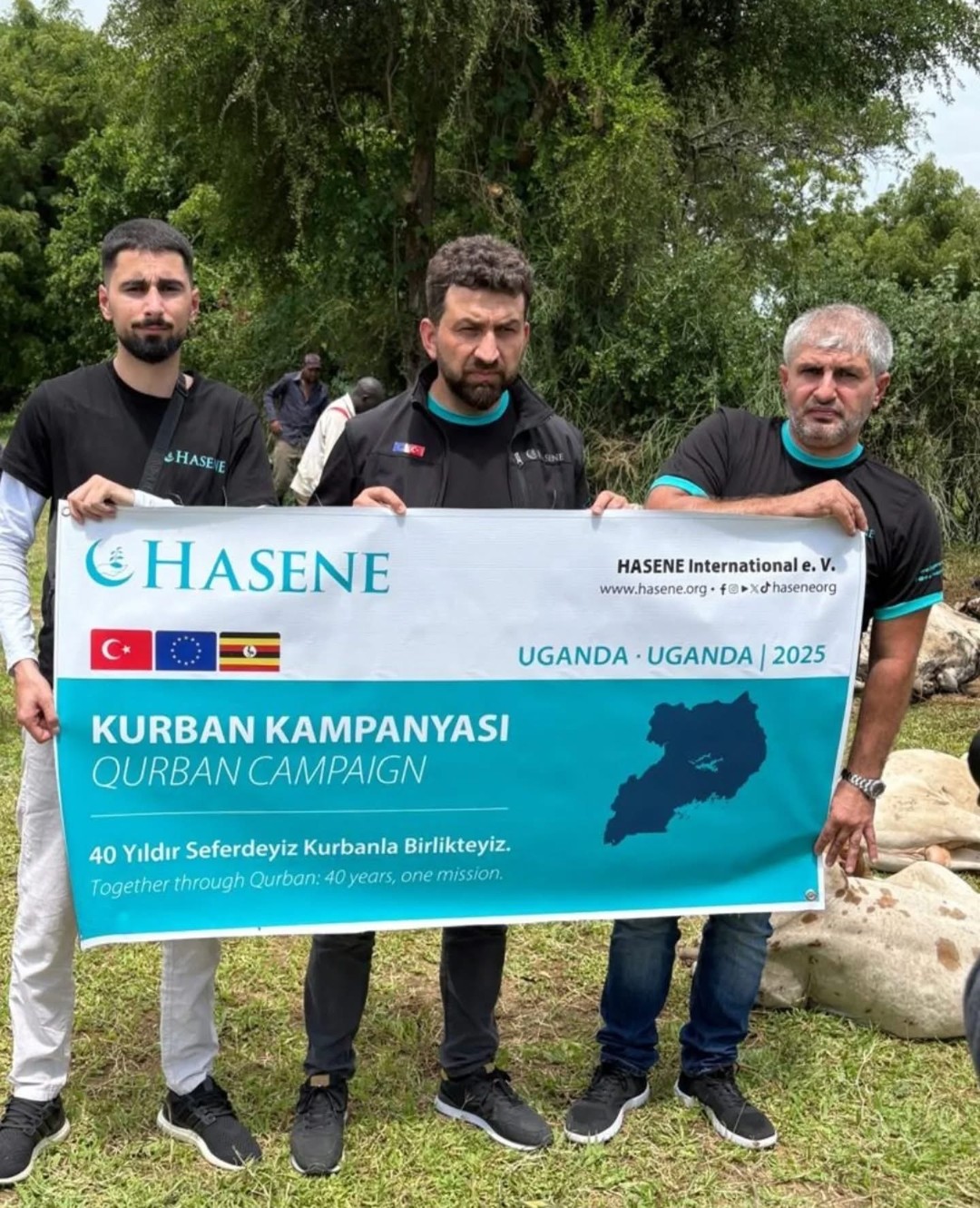 Mehmet-Han från Stockholm åkte till Uganda för att observera inköp, implementering och utdelning av qurban. Arbetet bedrevs i tre grupper i Uganda med hjälp av ett fler antal lokala partner organisationer.