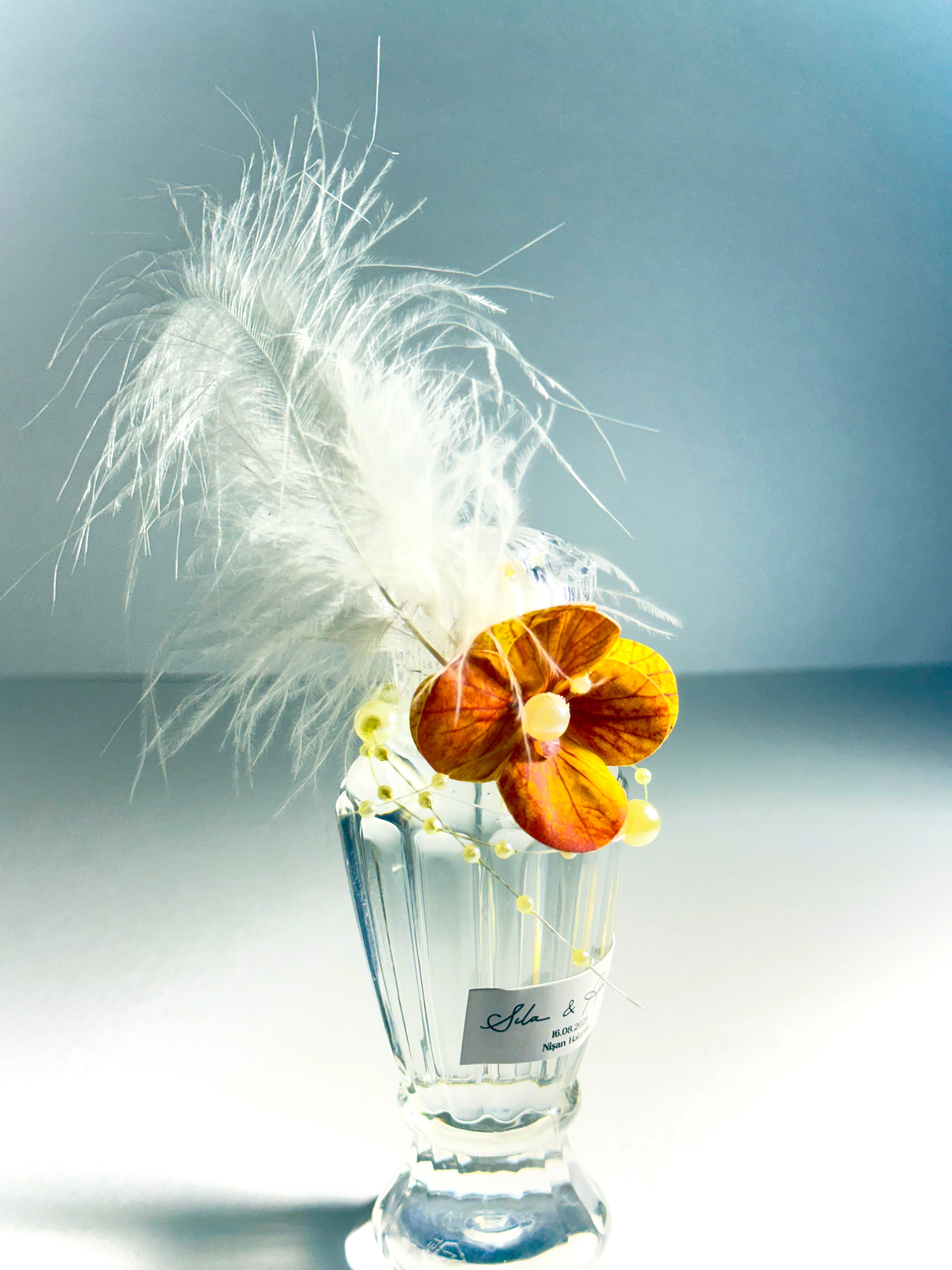 Büyük Plastik Şişede Dekoratif Kolonya - Çiçek ve Tüy Süslemeli - 20 Adet - Düğün Hediyelikleri