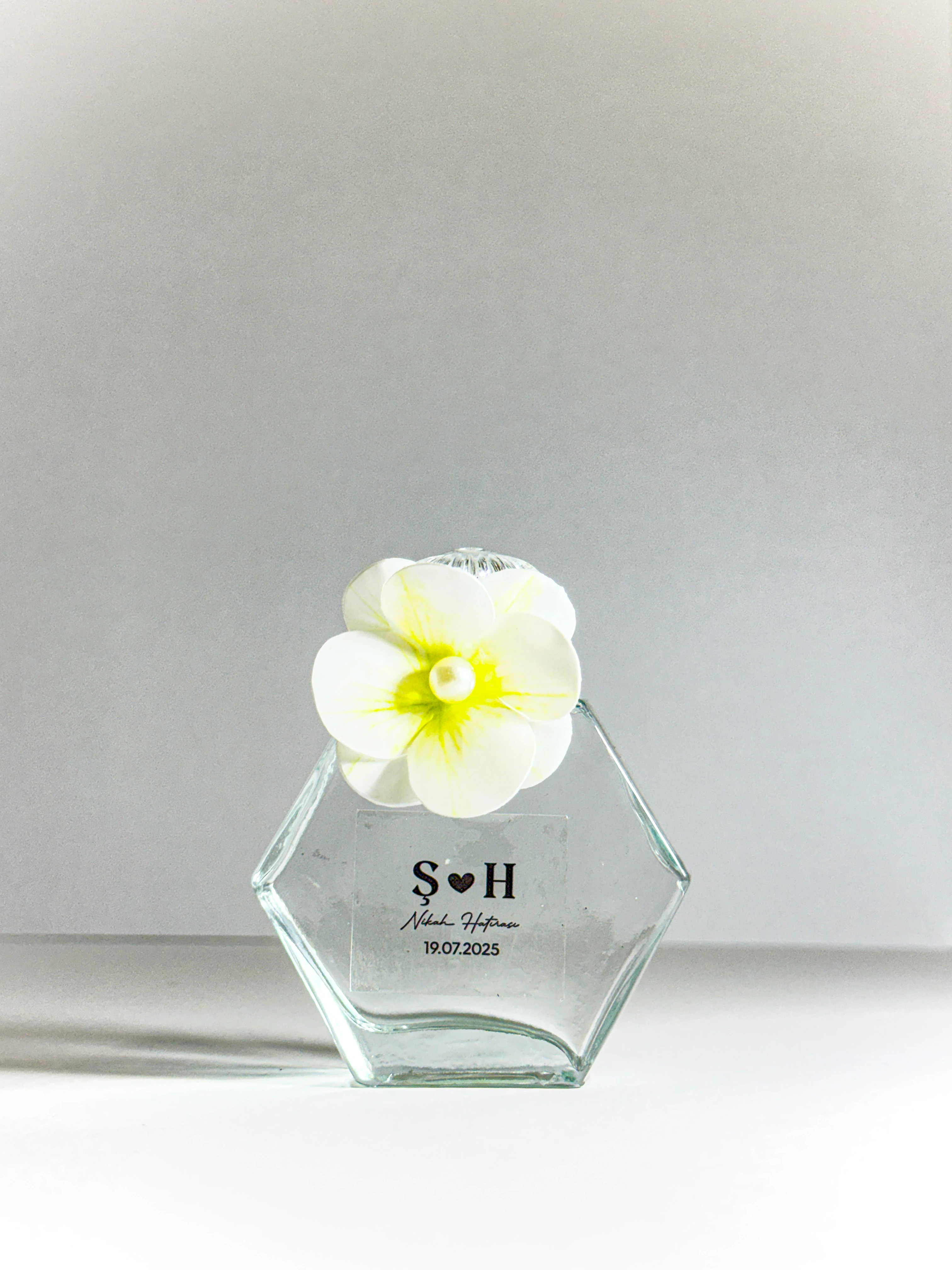 Altıgen Cam Şişede Dekoratif Kolonya - Çiçek Süslemeli - 20 Adet - Söz, Nişan, Düğün Hediyelikleri