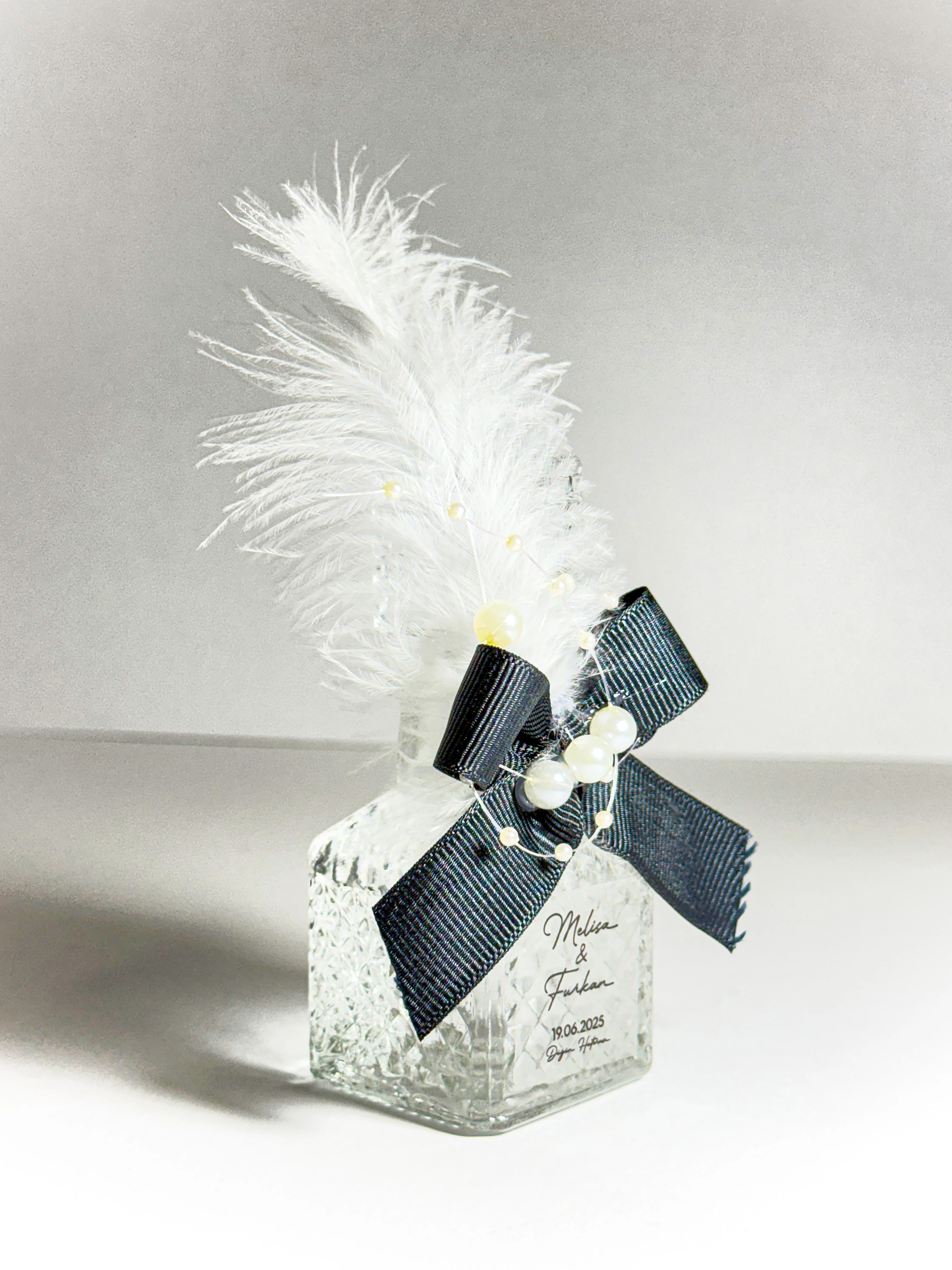 Lüks Cam Şişede Dekoratif Kolonya - İnci ve Tüy Süslemeli -20 Adet- Söz, Nişan, Düğün Hediyelikleri