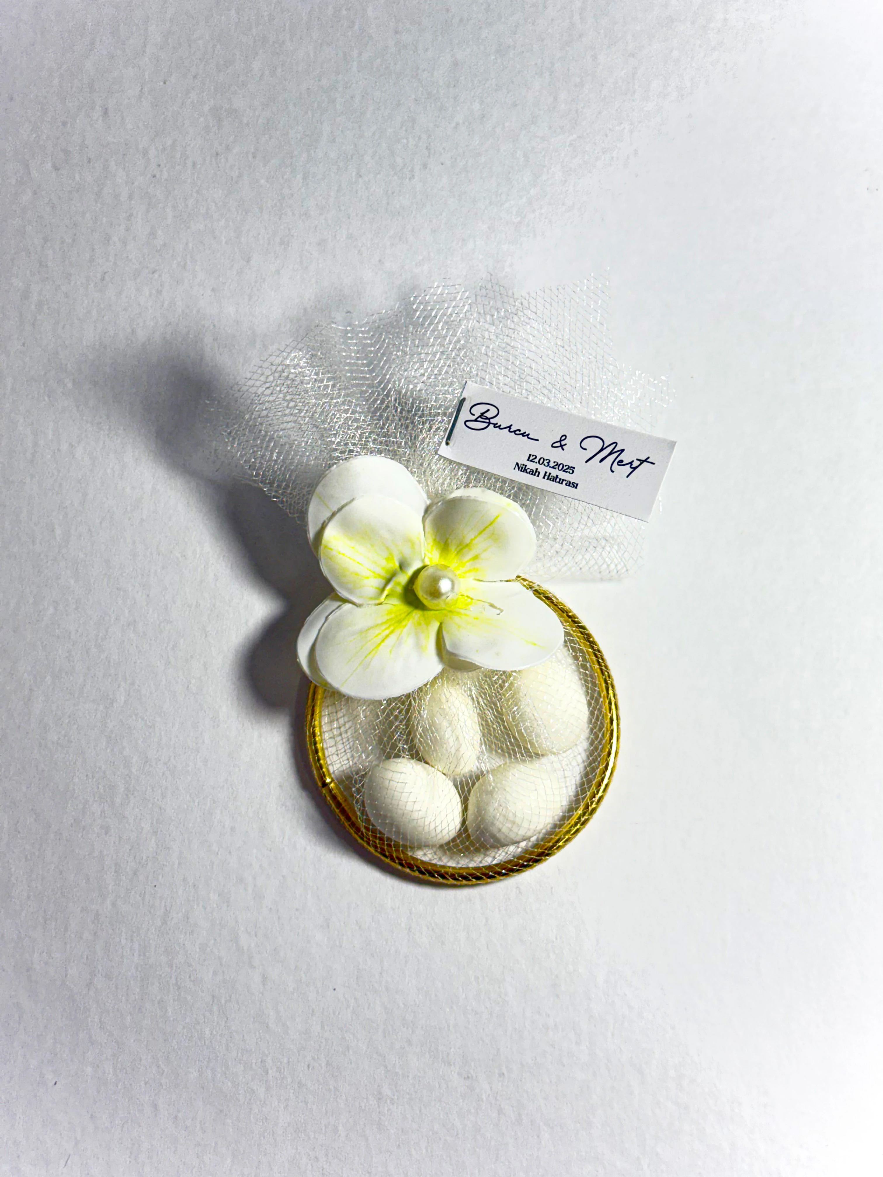 Tül ve Çiçek Süslemeli Halka İçinde Badem Şekeri - 20 Adet - Söz, Nişan, Düğün Hediyelikleri