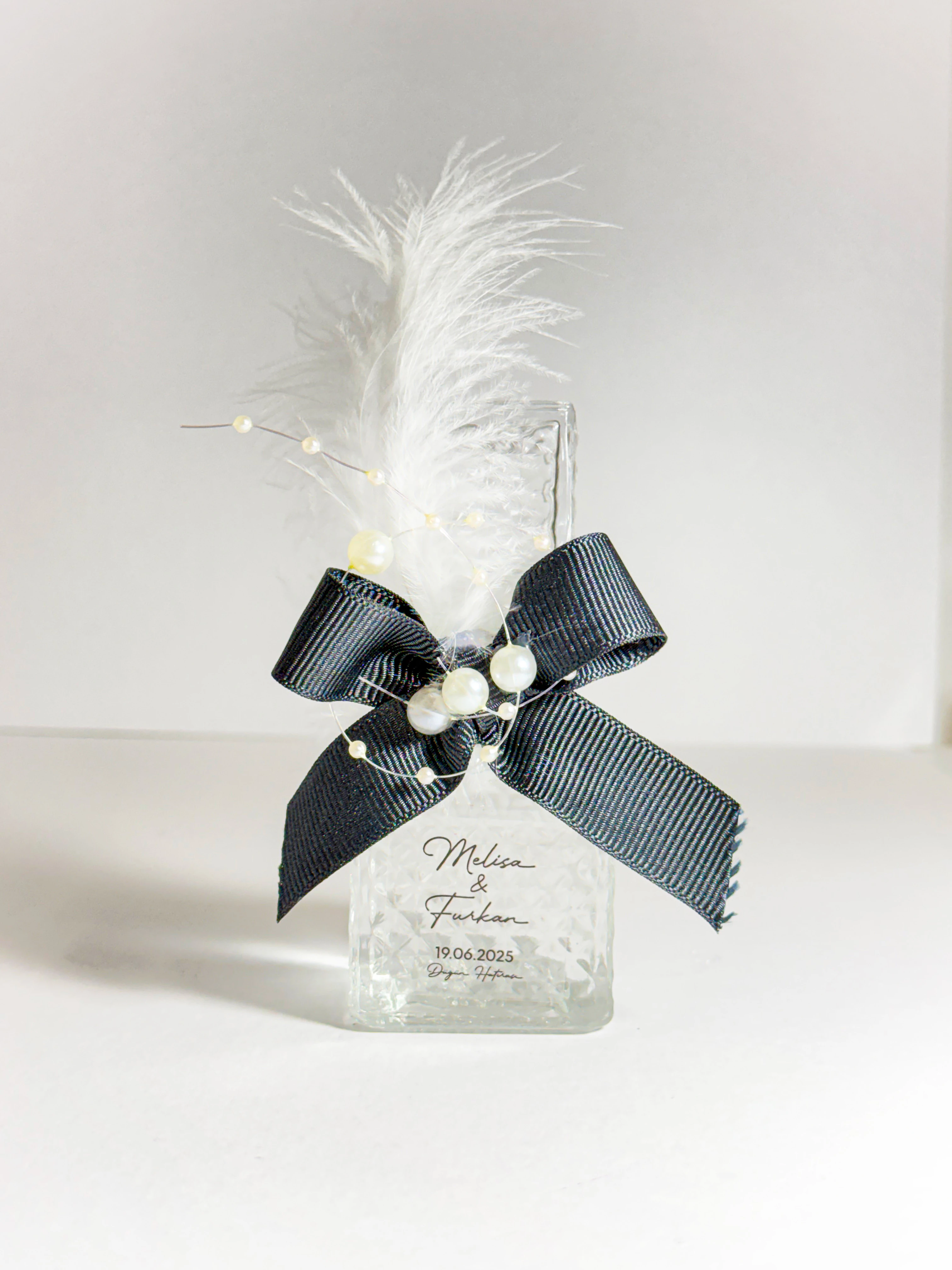 Lüks Cam Şişede Dekoratif Kolonya - İnci ve Tüy Süslemeli -20 Adet- Söz, Nişan, Düğün Hediyelikleri