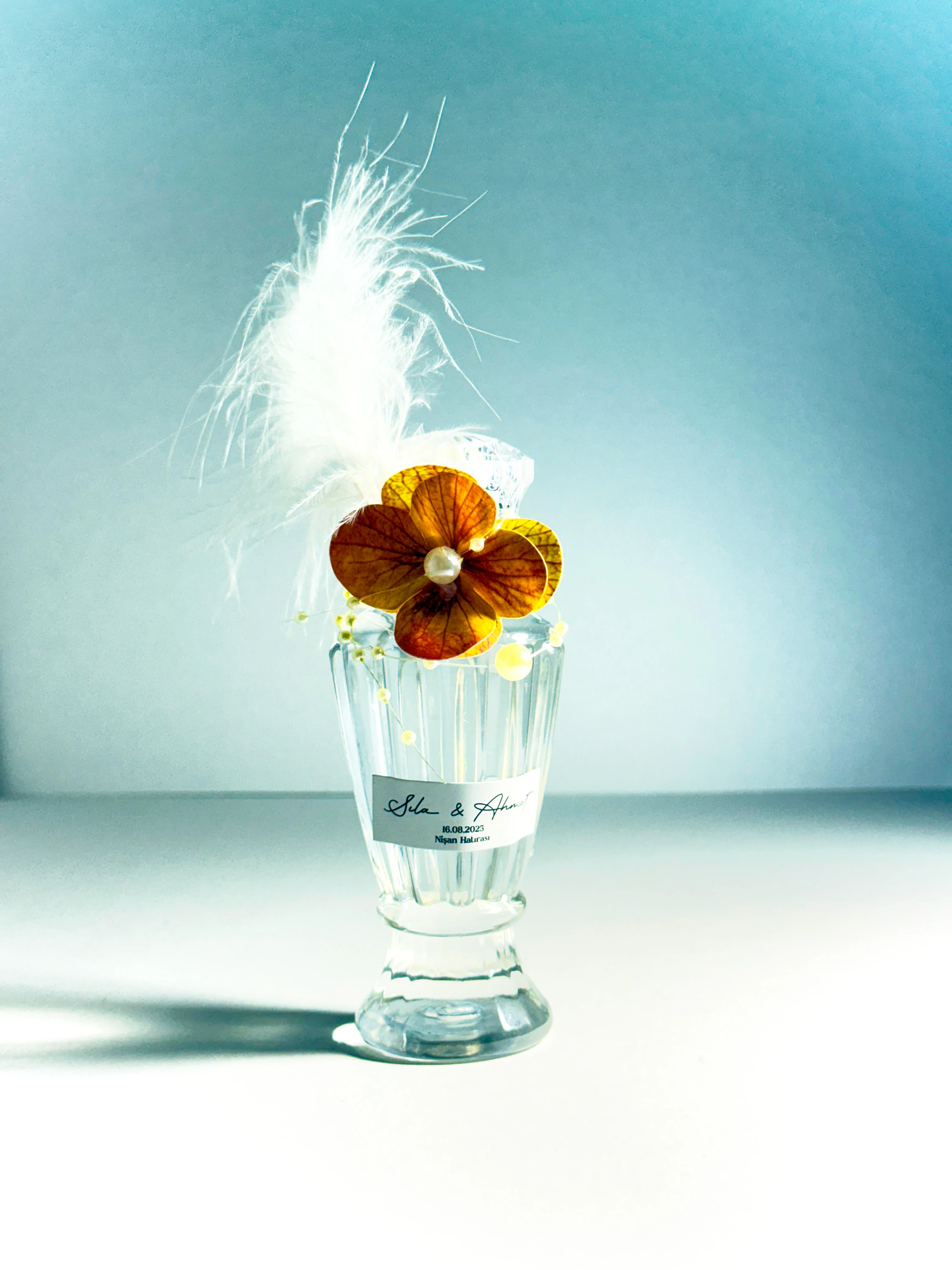 Büyük Plastik Şişede Dekoratif Kolonya - Çiçek ve Tüy Süslemeli - 20 Adet - Düğün Hediyelikleri